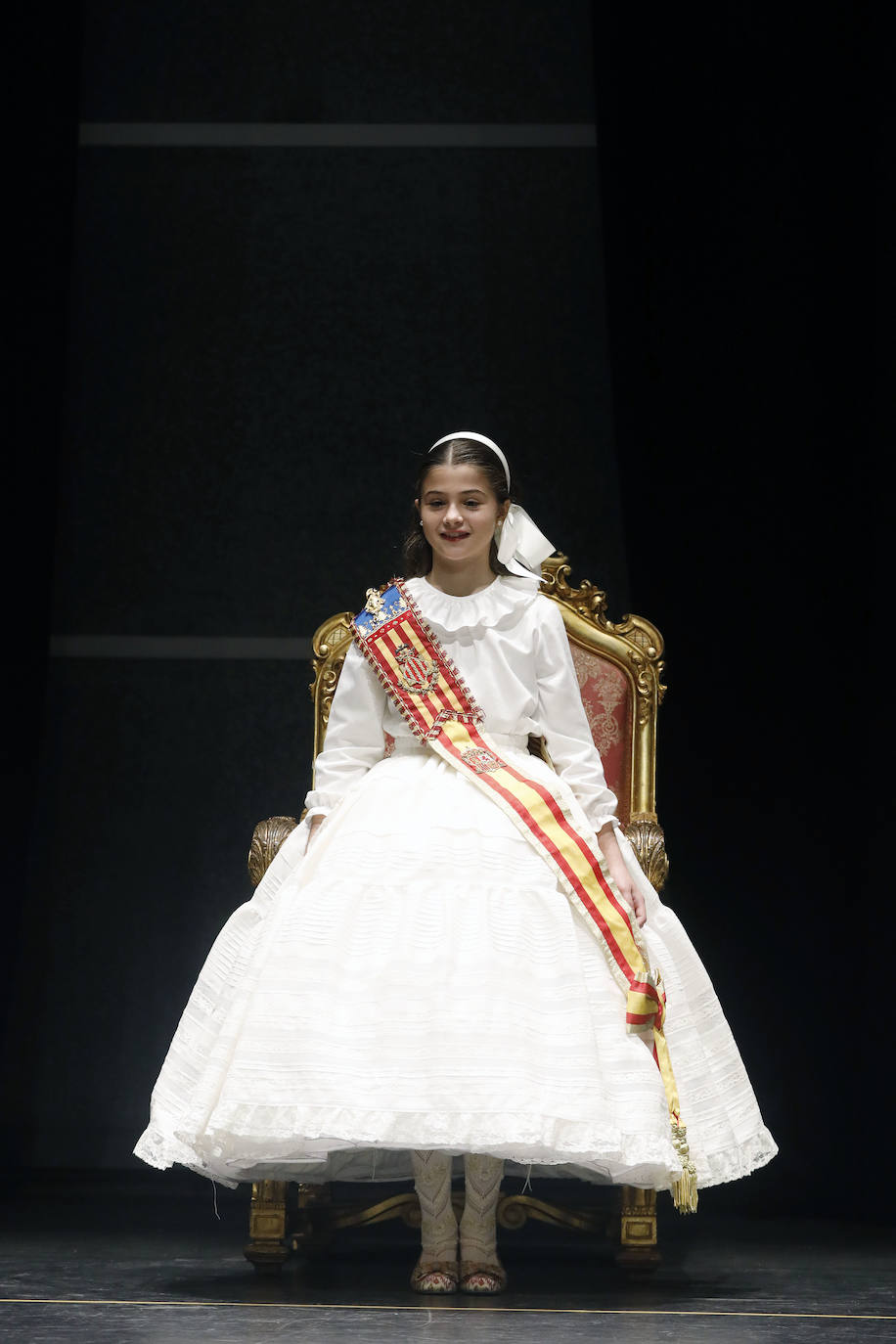 El Palacio de Congresos acogió este jueves el ensayo de las exaltaciones de las falleras mayores de Valencia, Consuelo Llobell y Carla García, que se celebrará los próximos 25 y 26. Acudieron el alcalde Ribó y el concejal de Cultura Festiva, Pere Fuset, en un acto que tendrá un aforo menor al lugar habitual del evento, el Palau de la Música, que tiene la sala principal cerrada.