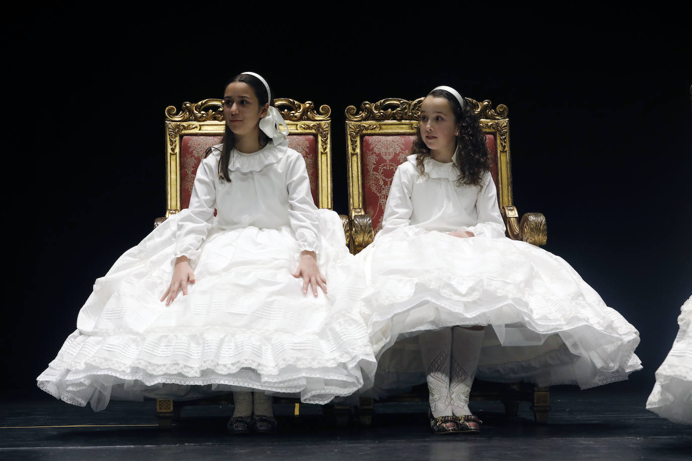 El Palacio de Congresos acogió este jueves el ensayo de las exaltaciones de las falleras mayores de Valencia, Consuelo Llobell y Carla García, que se celebrará los próximos 25 y 26. Acudieron el alcalde Ribó y el concejal de Cultura Festiva, Pere Fuset, en un acto que tendrá un aforo menor al lugar habitual del evento, el Palau de la Música, que tiene la sala principal cerrada.