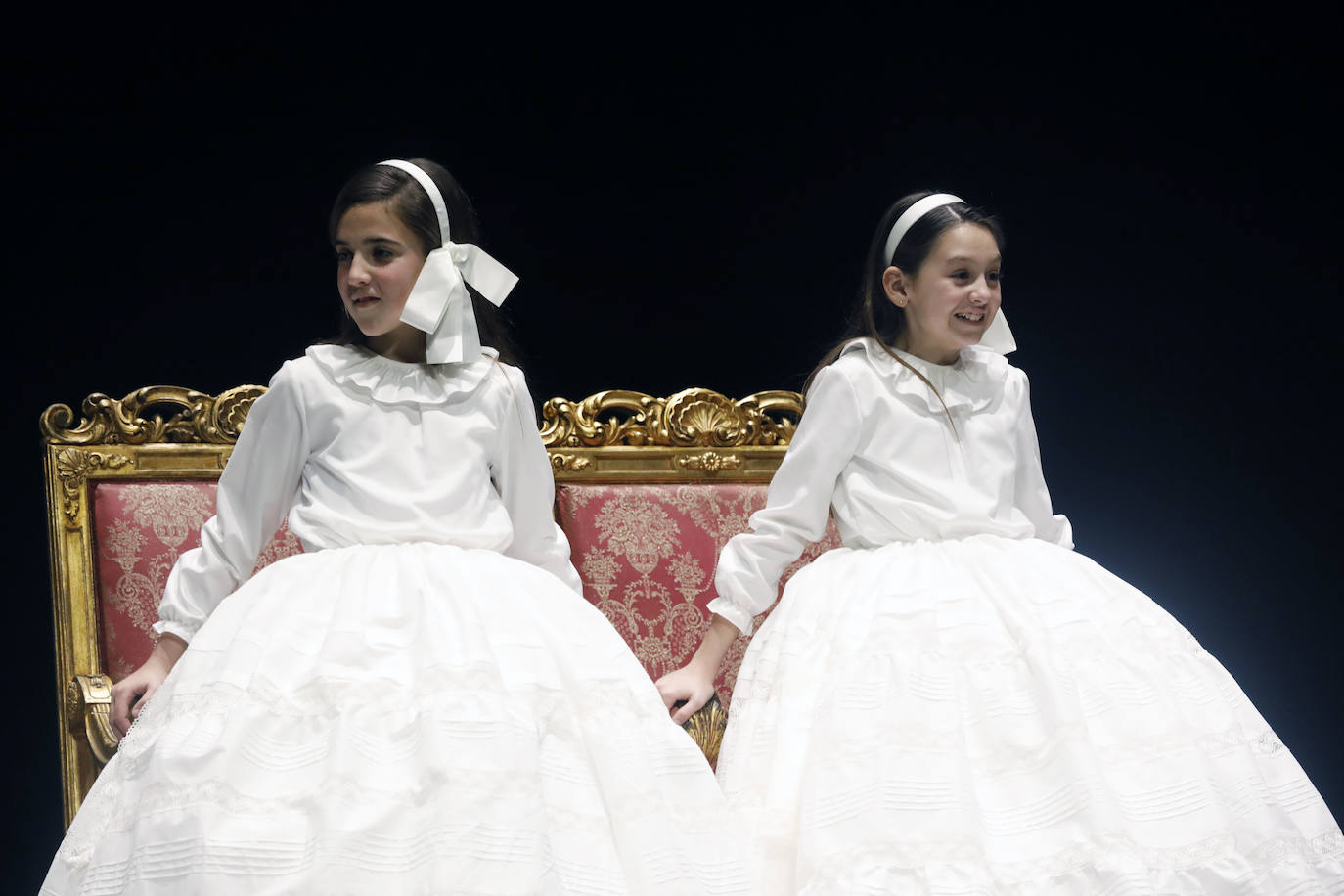 El Palacio de Congresos acogió este jueves el ensayo de las exaltaciones de las falleras mayores de Valencia, Consuelo Llobell y Carla García, que se celebrará los próximos 25 y 26. Acudieron el alcalde Ribó y el concejal de Cultura Festiva, Pere Fuset, en un acto que tendrá un aforo menor al lugar habitual del evento, el Palau de la Música, que tiene la sala principal cerrada.