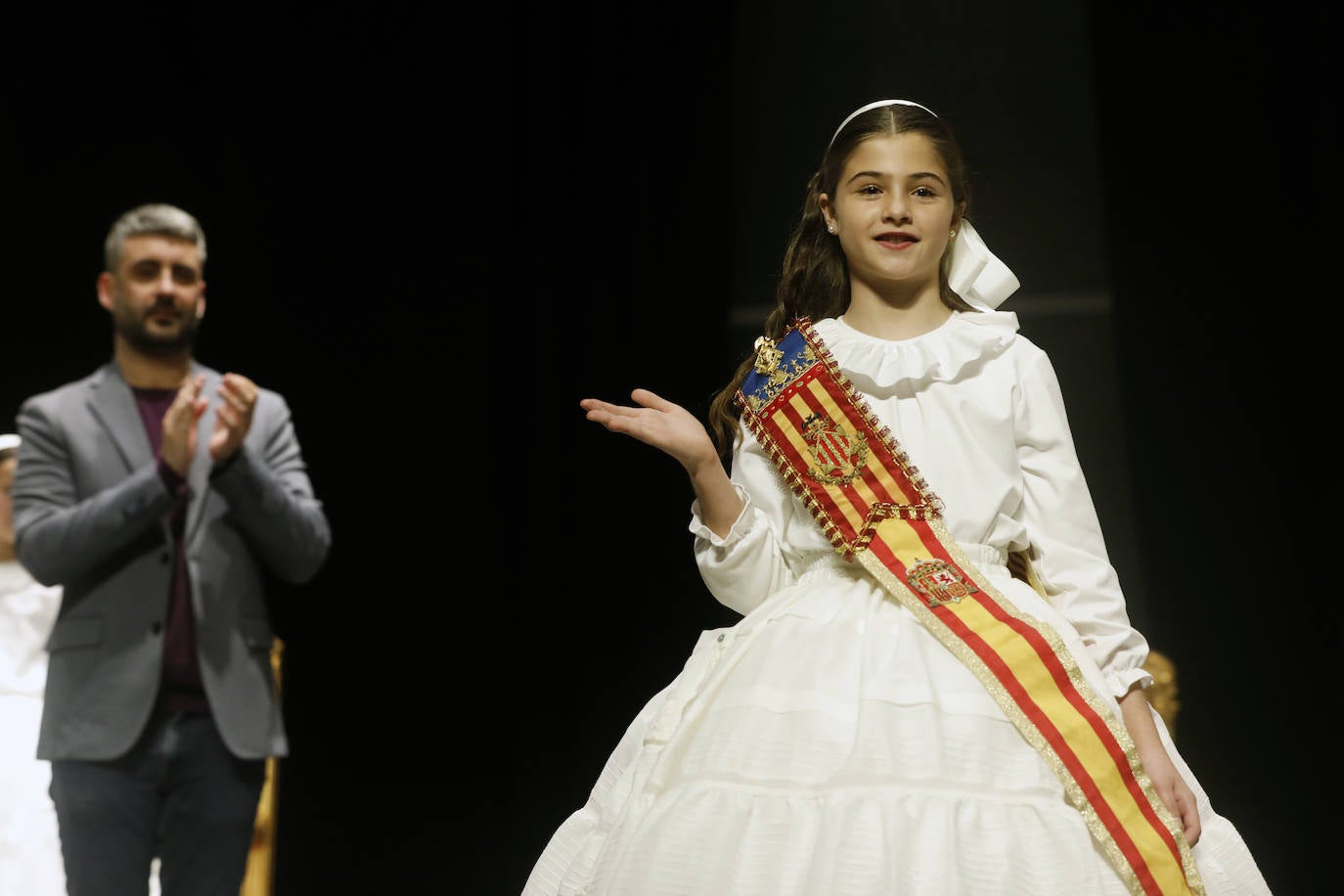 El Palacio de Congresos acogió este jueves el ensayo de las exaltaciones de las falleras mayores de Valencia, Consuelo Llobell y Carla García, que se celebrará los próximos 25 y 26. Acudieron el alcalde Ribó y el concejal de Cultura Festiva, Pere Fuset, en un acto que tendrá un aforo menor al lugar habitual del evento, el Palau de la Música, que tiene la sala principal cerrada.