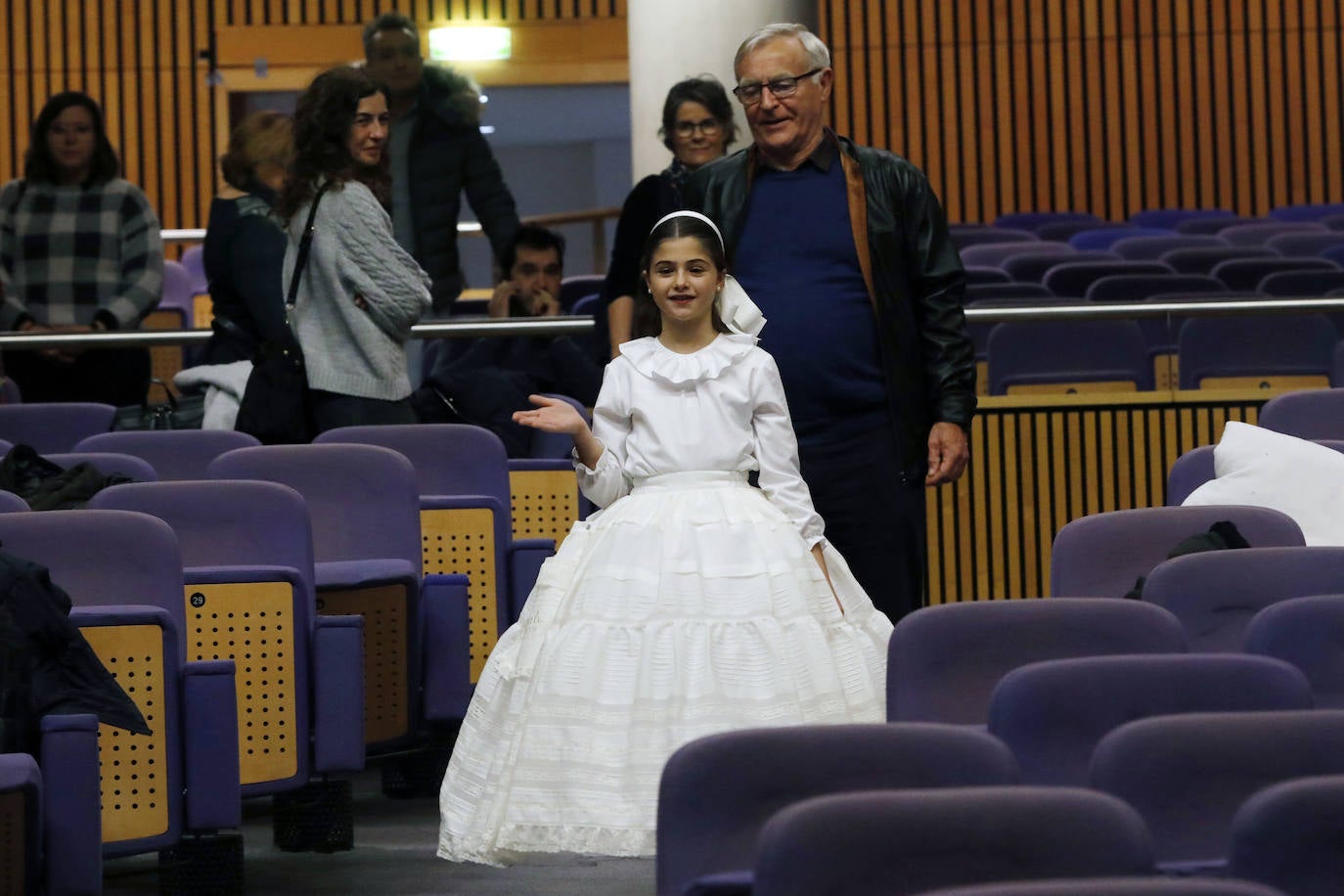 El Palacio de Congresos acogió este jueves el ensayo de las exaltaciones de las falleras mayores de Valencia, Consuelo Llobell y Carla García, que se celebrará los próximos 25 y 26. Acudieron el alcalde Ribó y el concejal de Cultura Festiva, Pere Fuset, en un acto que tendrá un aforo menor al lugar habitual del evento, el Palau de la Música, que tiene la sala principal cerrada.