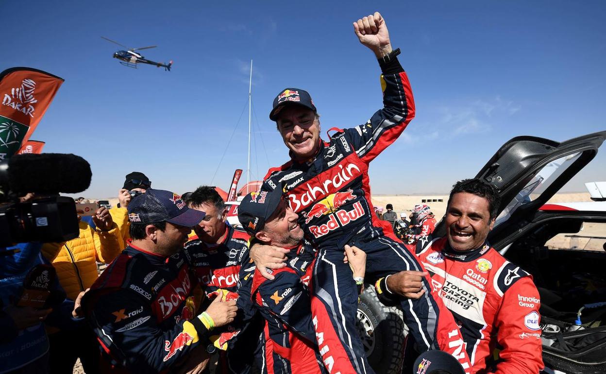 Carlos Sainz celebra su tercer Dakar. 