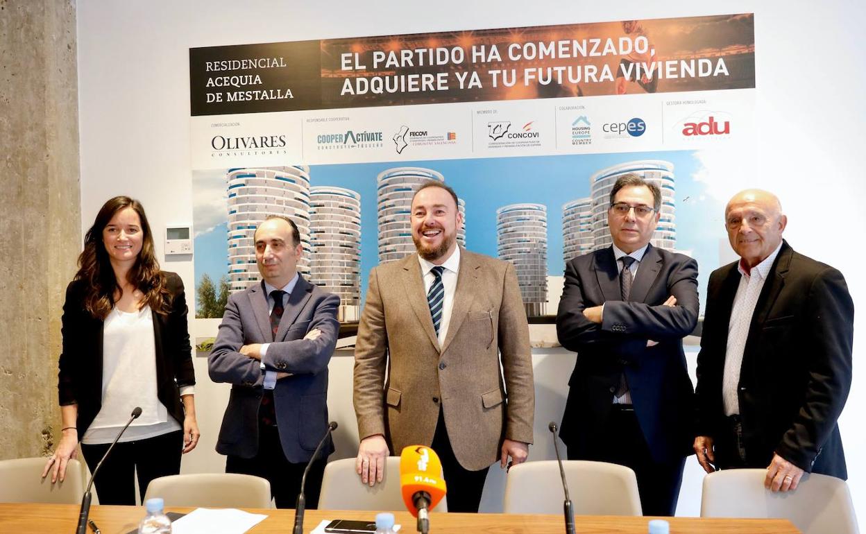 Los impulsores del proyecto 'Residencial Acequia de Mestalla', ayer en Valencia