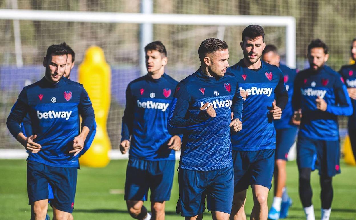 Roger Martí, en primer término, en un entrenamiento del Levante en Buñol