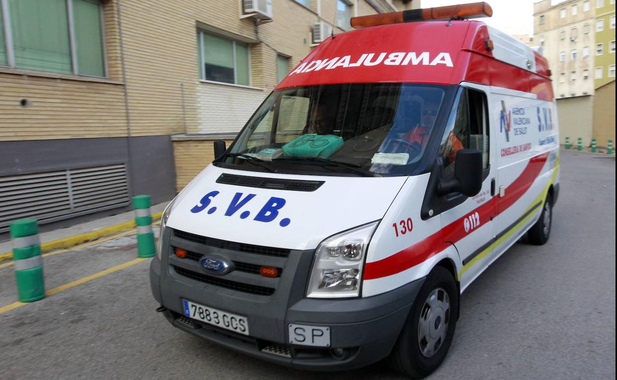 Herido un motorista al chocar contra un coche en Valencia