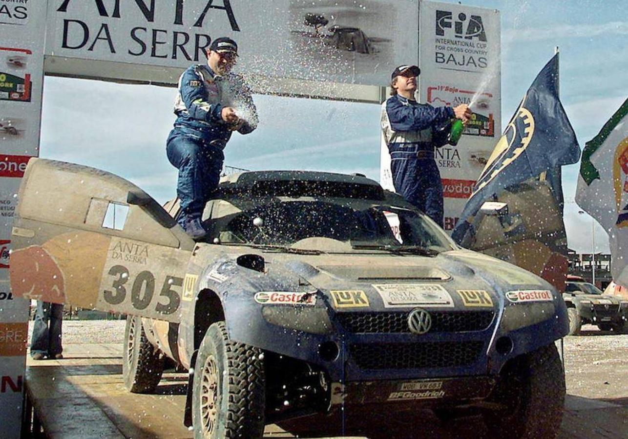 El piloto español Carlos Sainz se ha convertido en el vencedor del rally Dakar 2020 al imponerse al campeón vigente, el catarí Nasser al-Attiyah (Toyota), por 6 min y 21 segundos. El piloto, que lideró la carrera desde la tercera etapa, se proclama así ganador del rally más duro del mundo por tercera vez en su carrera tras los conseguidos en 2010 y 2018, y lo volvió a hacer como el piloto más longevo en conseguirlo, ahora con 57 años. 