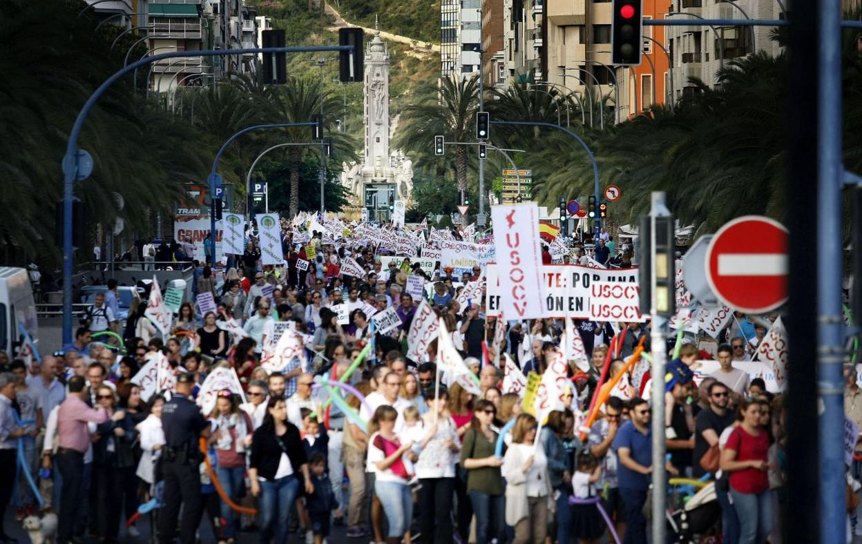 Manifestación en Alicante contra el decreto de plurilingüismo de 2017, anterior a la ley actual, que fue impugnado y luego derogado. 