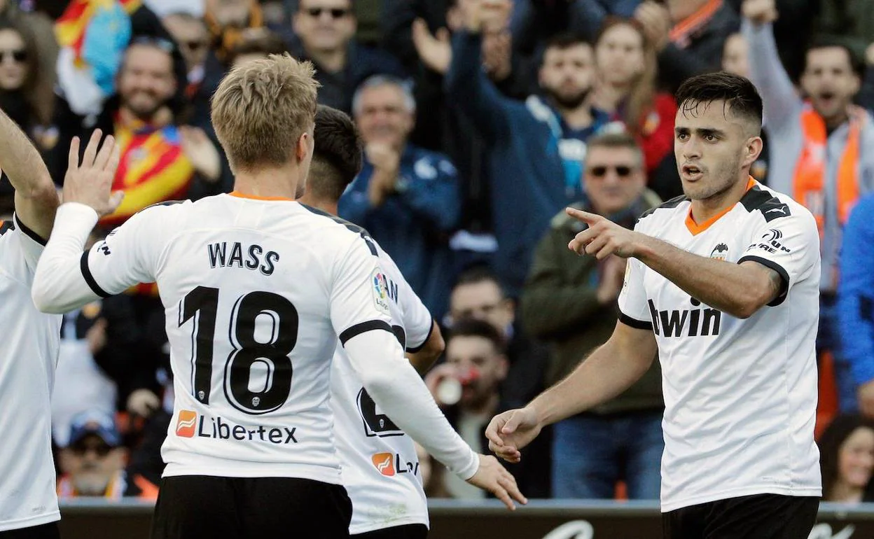 Maxi Gómez celebra con Wass su gol contra el Eibar