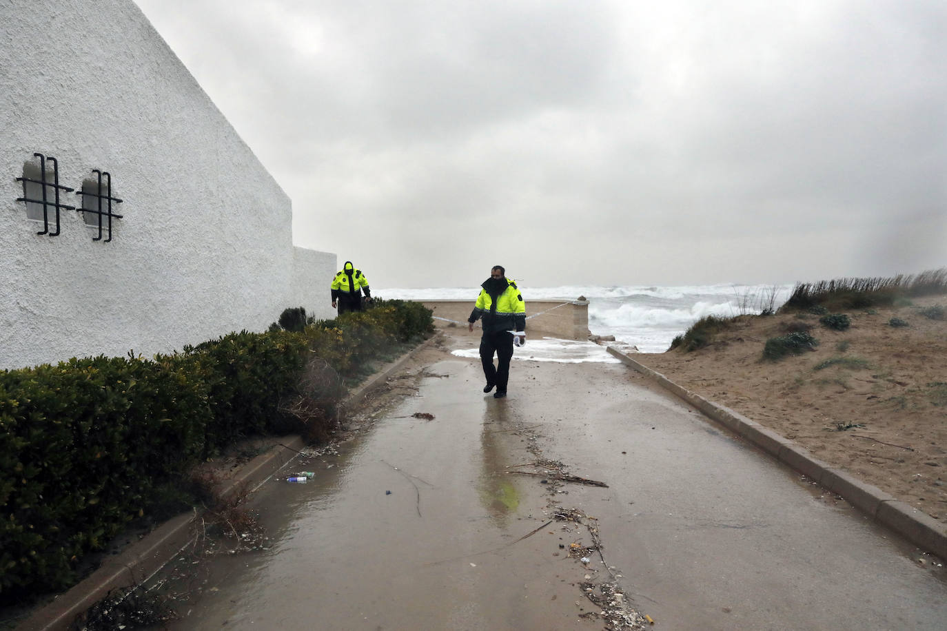 Fotos: La Policía Local ordena desalojar la urbanización La Casbah de El Saler