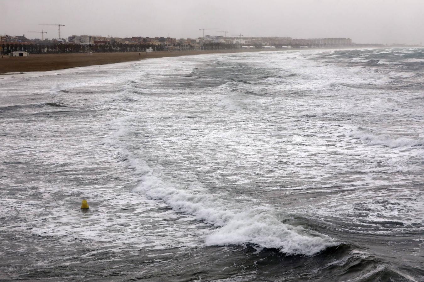 Fotos: Fuertes precipitaciones en la playa y el puerto de Valencia