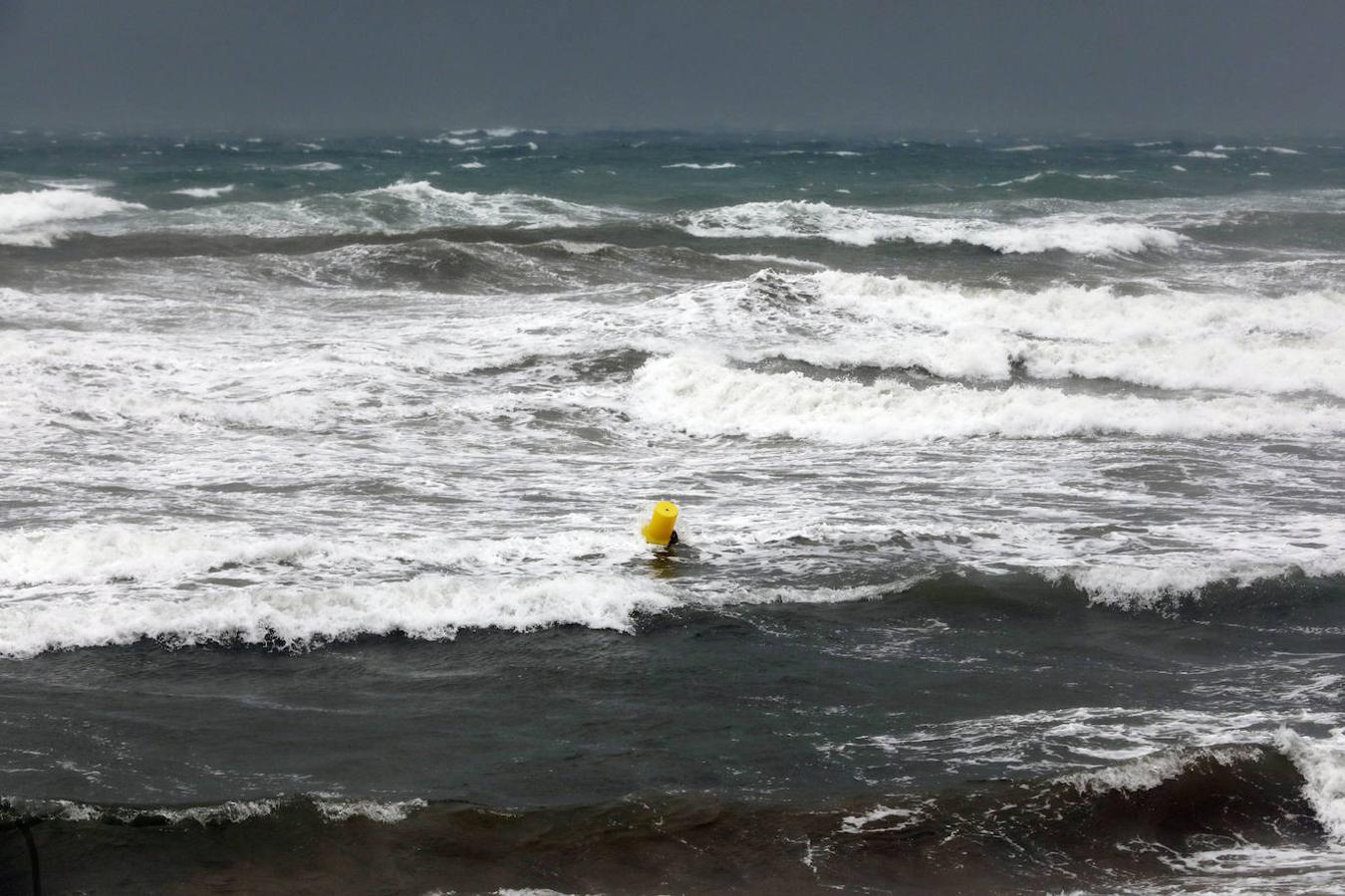 Fotos: Fuertes precipitaciones en la playa y el puerto de Valencia