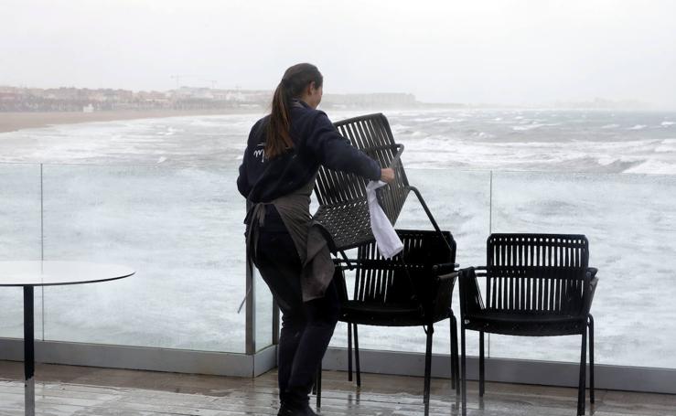 Fuertes precipitaciones en la playa y el puerto de Valencia