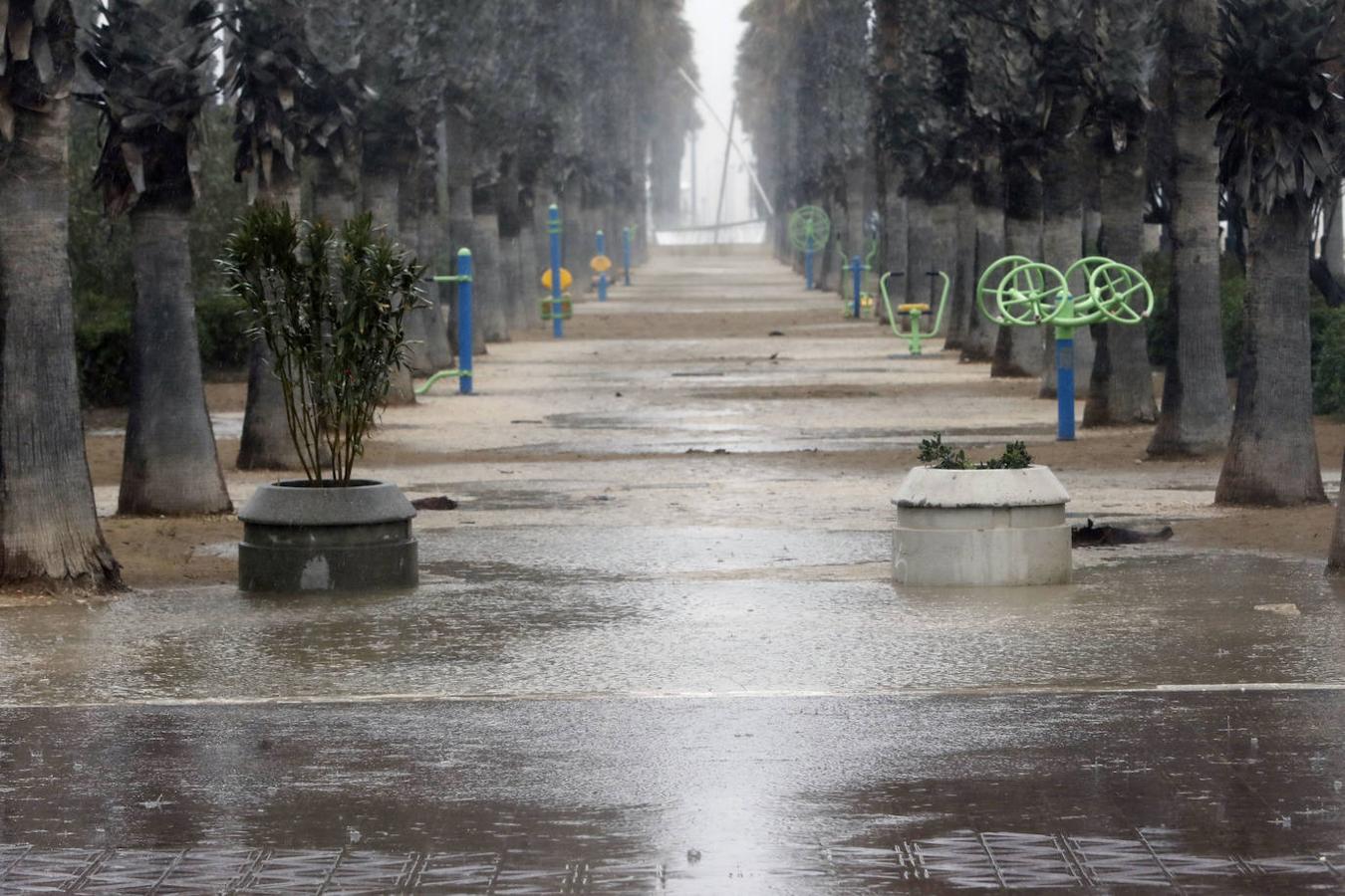 Fotos: Fuertes precipitaciones en la playa y el puerto de Valencia