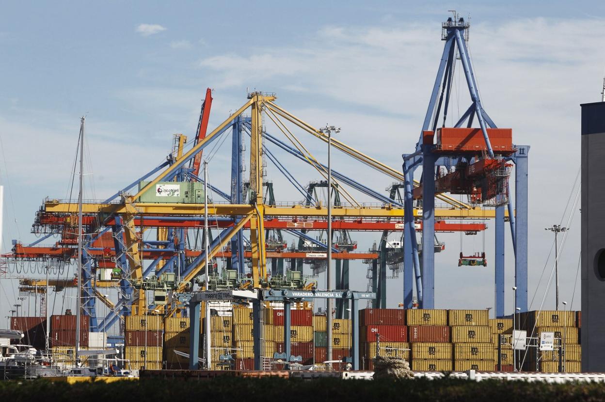 Muelle de carga y descarga de contenedores en el Puerto de Valencia. 