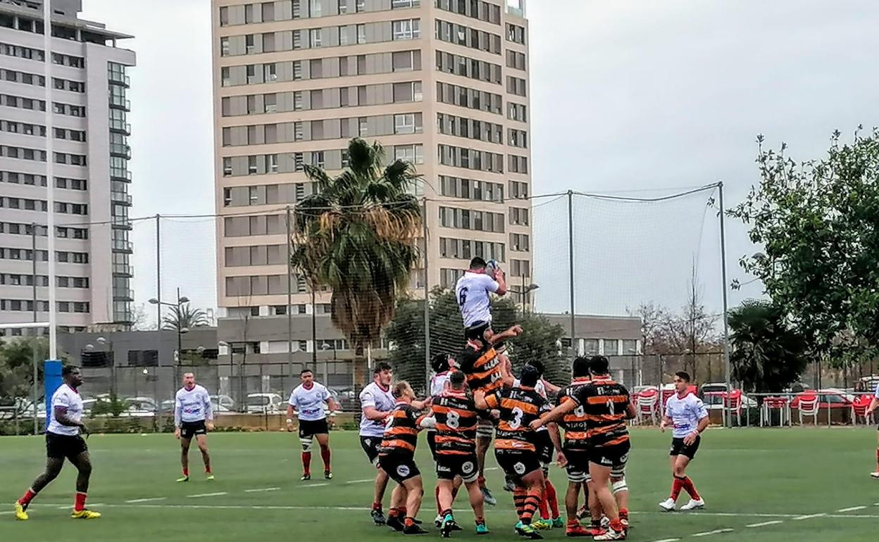 Les Abelles y el CAU regalaron a los espectadores un derbi intenso. :: 
