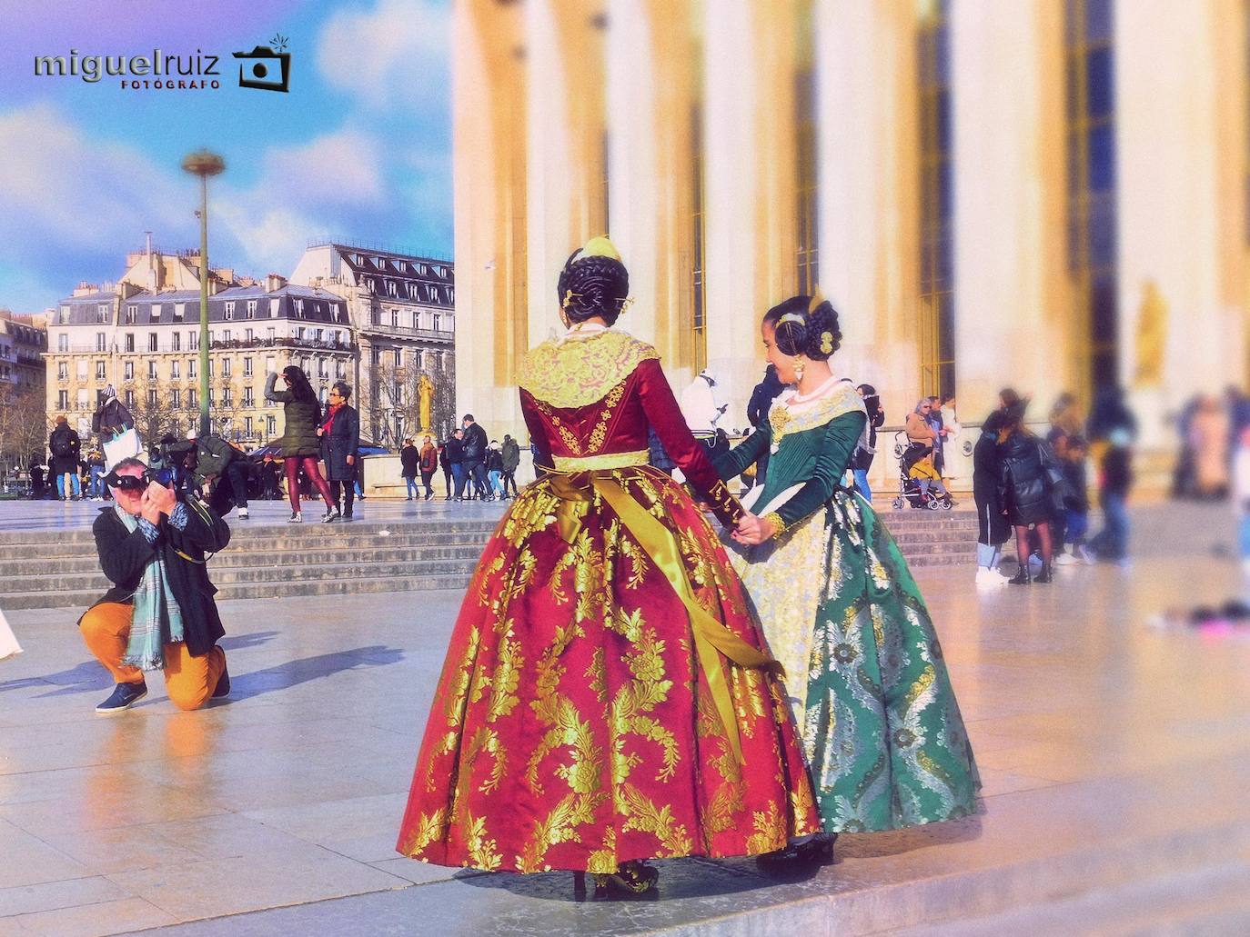 París ya tiene falleras mayores para 2020. Este pasado fin de semana se celebraba en el Ayuntamiento de París, situado en el Distrito 19, el acto al que también asistieron las falleras mayores de Valencia 2019, Marina Civera y Sara Larrazábal. Ana Enríquez ya luce la banda de fallera mayor de París, mientras que Emma Testu portará la de fallera mayor infantil. El acto, que reunió a un gran grupo de personas en uno de los salones más destacado del ilustre edificio, también contó con la presencia de una representación de las Fallas de Silla, así como de un espectáculo ofrecido por los cantantes Ángel Bellido y Aisha Bordas. Un año más la Casa Regional Valenciana de París, presidida por Pilar de la Guía, ha trasladado una porción de Valencia a los pies de la Torre Eiffel.