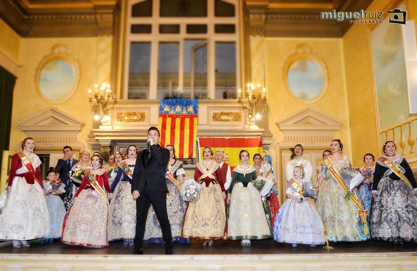 París ya tiene falleras mayores para 2020. Este pasado fin de semana se celebraba en el Ayuntamiento de París, situado en el Distrito 19, el acto al que también asistieron las falleras mayores de Valencia 2019, Marina Civera y Sara Larrazábal. Ana Enríquez ya luce la banda de fallera mayor de París, mientras que Emma Testu portará la de fallera mayor infantil. El acto, que reunió a un gran grupo de personas en uno de los salones más destacado del ilustre edificio, también contó con la presencia de una representación de las Fallas de Silla, así como de un espectáculo ofrecido por los cantantes Ángel Bellido y Aisha Bordas. Un año más la Casa Regional Valenciana de París, presidida por Pilar de la Guía, ha trasladado una porción de Valencia a los pies de la Torre Eiffel.