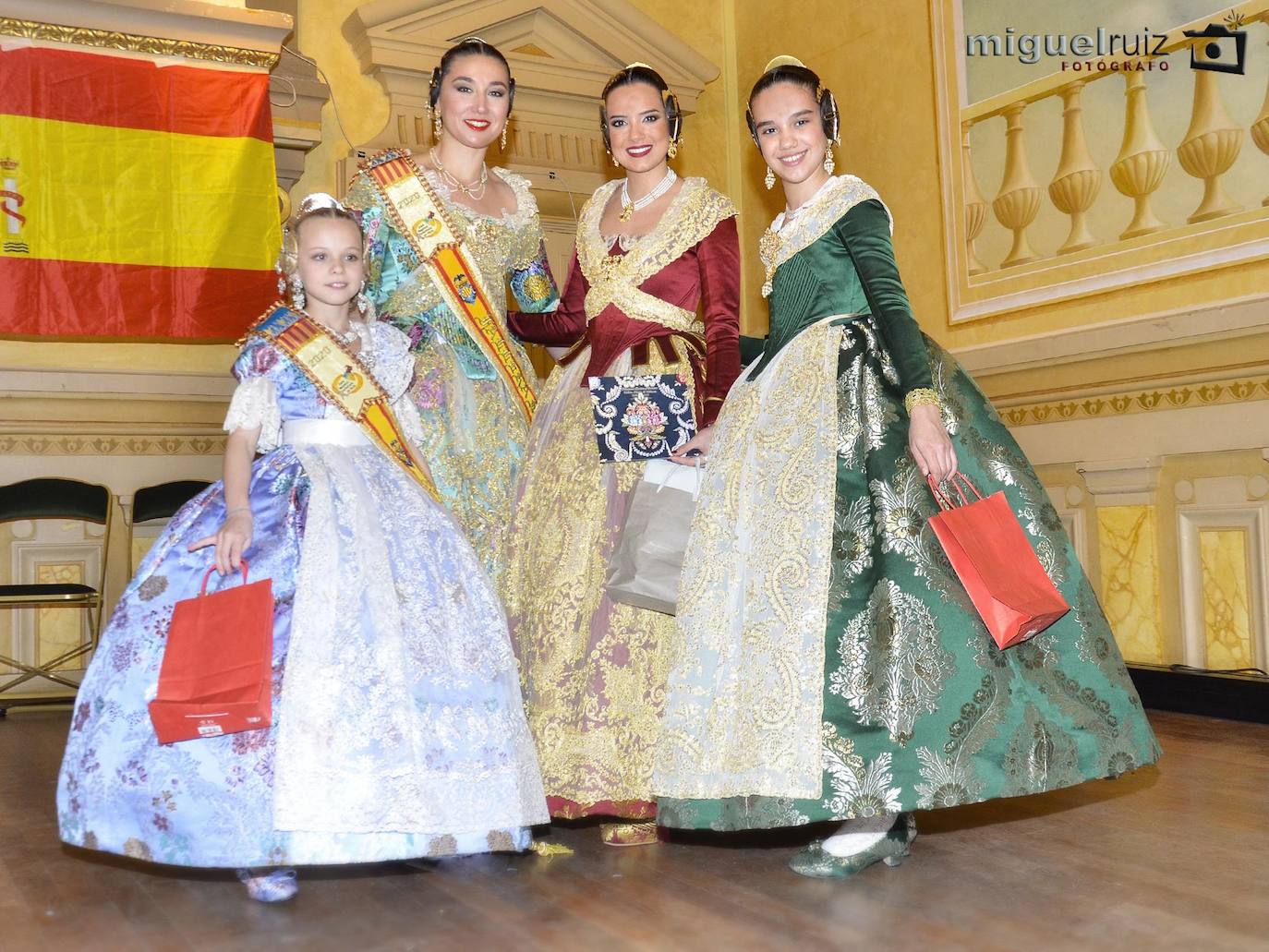 París ya tiene falleras mayores para 2020. Este pasado fin de semana se celebraba en el Ayuntamiento de París, situado en el Distrito 19, el acto al que también asistieron las falleras mayores de Valencia 2019, Marina Civera y Sara Larrazábal. Ana Enríquez ya luce la banda de fallera mayor de París, mientras que Emma Testu portará la de fallera mayor infantil. El acto, que reunió a un gran grupo de personas en uno de los salones más destacado del ilustre edificio, también contó con la presencia de una representación de las Fallas de Silla, así como de un espectáculo ofrecido por los cantantes Ángel Bellido y Aisha Bordas. Un año más la Casa Regional Valenciana de París, presidida por Pilar de la Guía, ha trasladado una porción de Valencia a los pies de la Torre Eiffel.