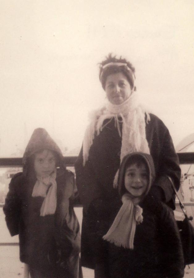 Viaje. Con cuatro años junto a su madre y su hermana antes de coger el ferry que les llevaba desde Algeciras hasta Tánger.