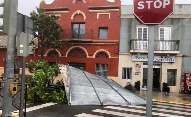 El viento arranca la cubierta del estadio municipal de Sueca