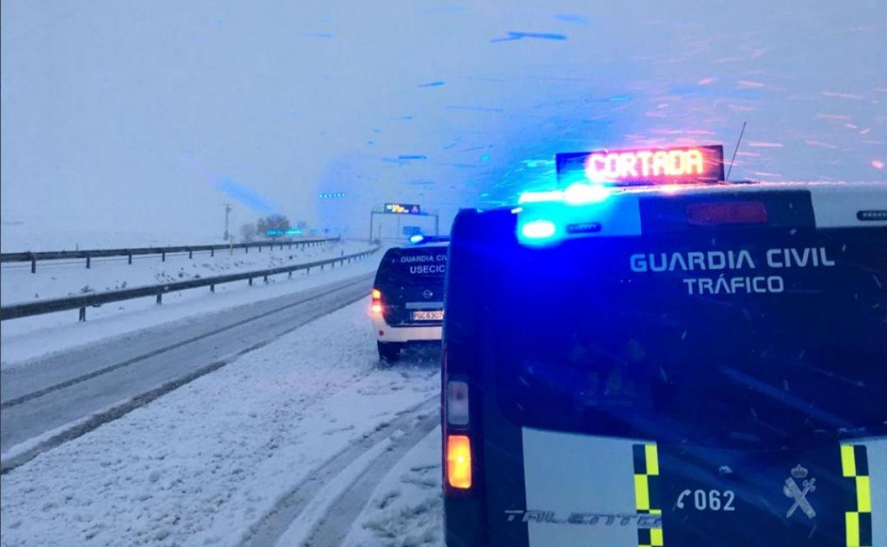 La nieve cae con fuerza en la A-31.