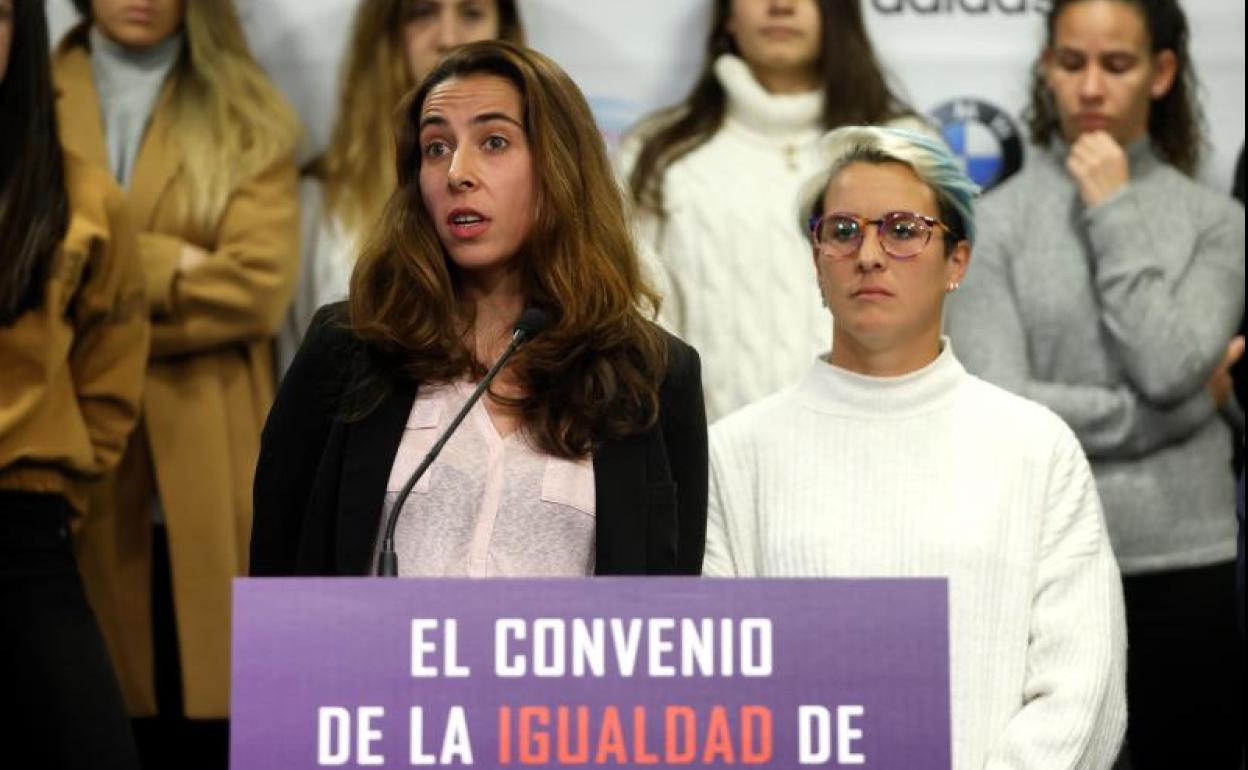 Ainhoa Tirapu, guardameta del Athletic, durante la rueda de prensa convocada por la Asociación de Clubes de Fútbol Femenino. 