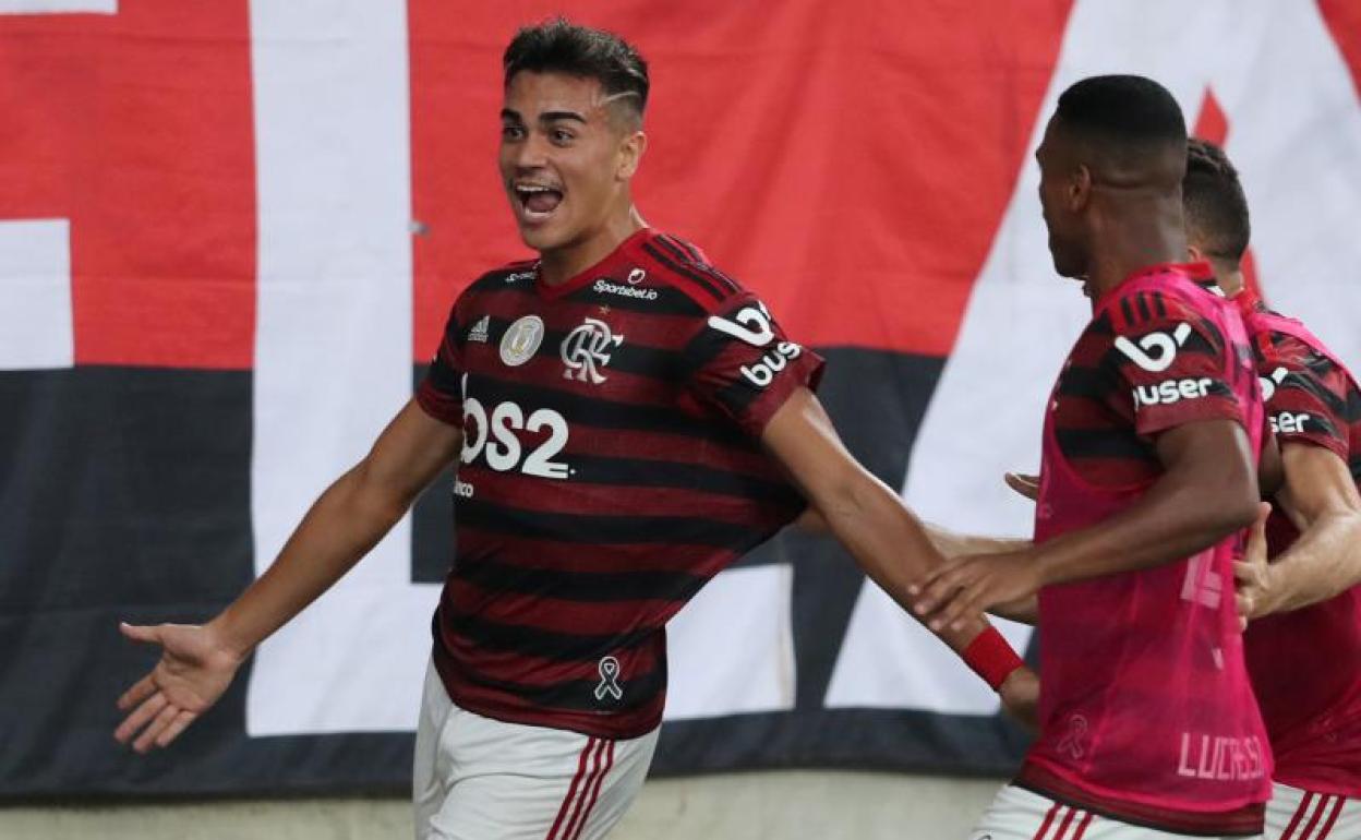 Reinier, celebrando un gol con el Flamengo. 