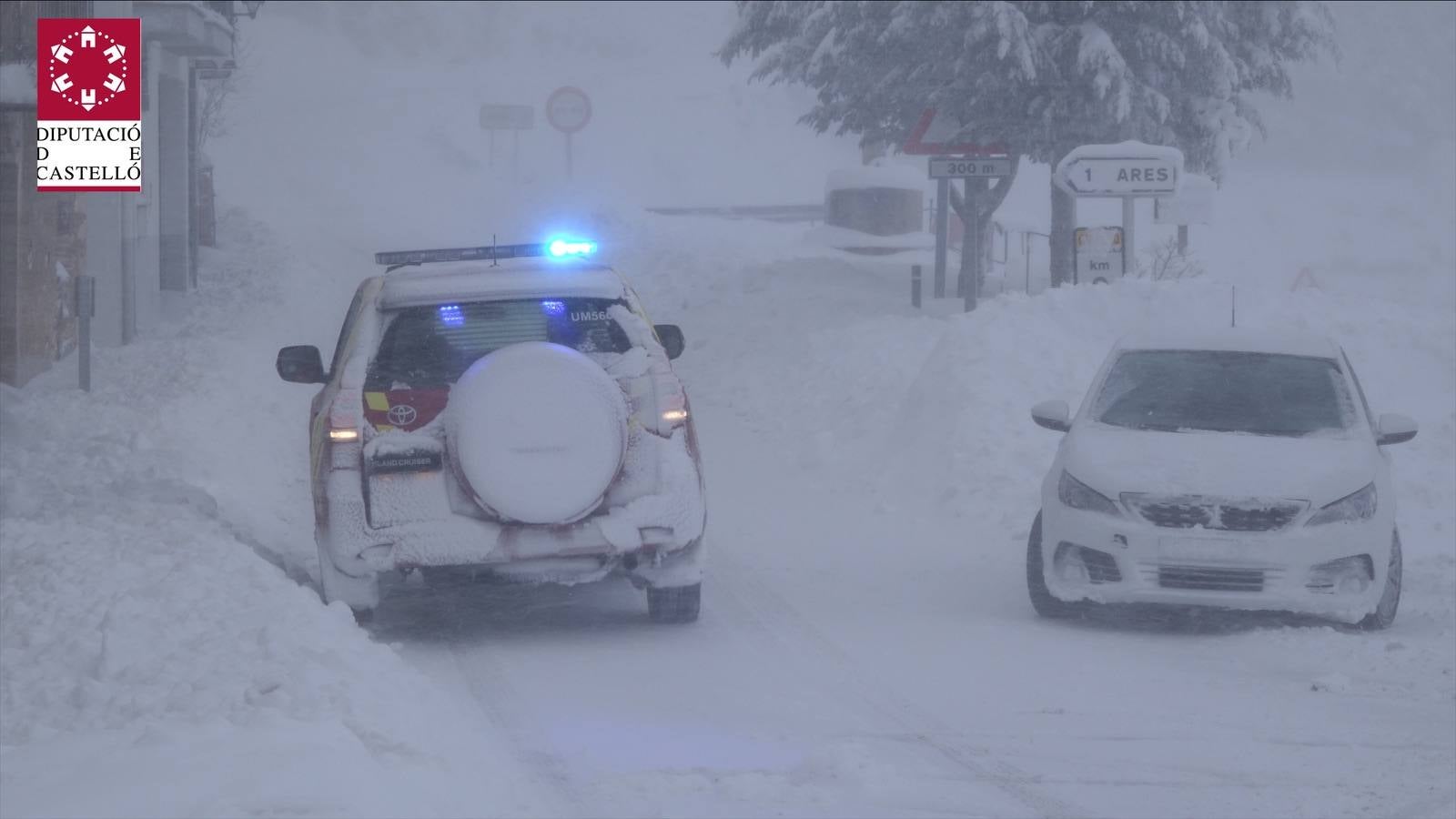 Bomberos del Consorcio Provincial de Castellón, actuando contra la nieve en la tarde de este lunes.