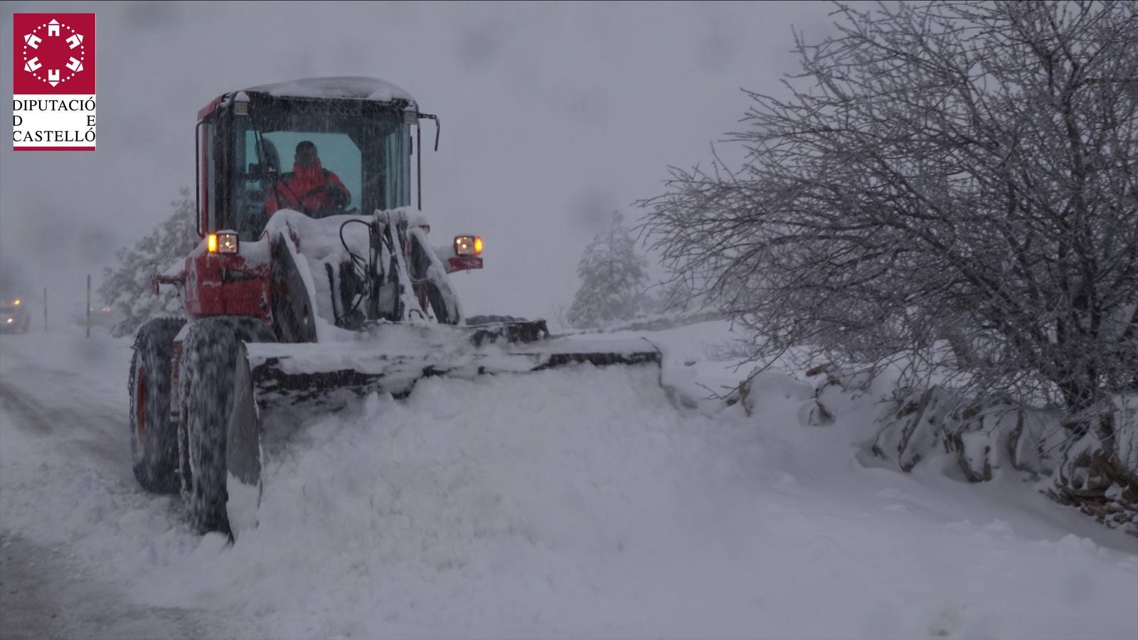 Bomberos del Consorcio Provincial de Castellón, actuando contra la nieve en la tarde de este lunes.