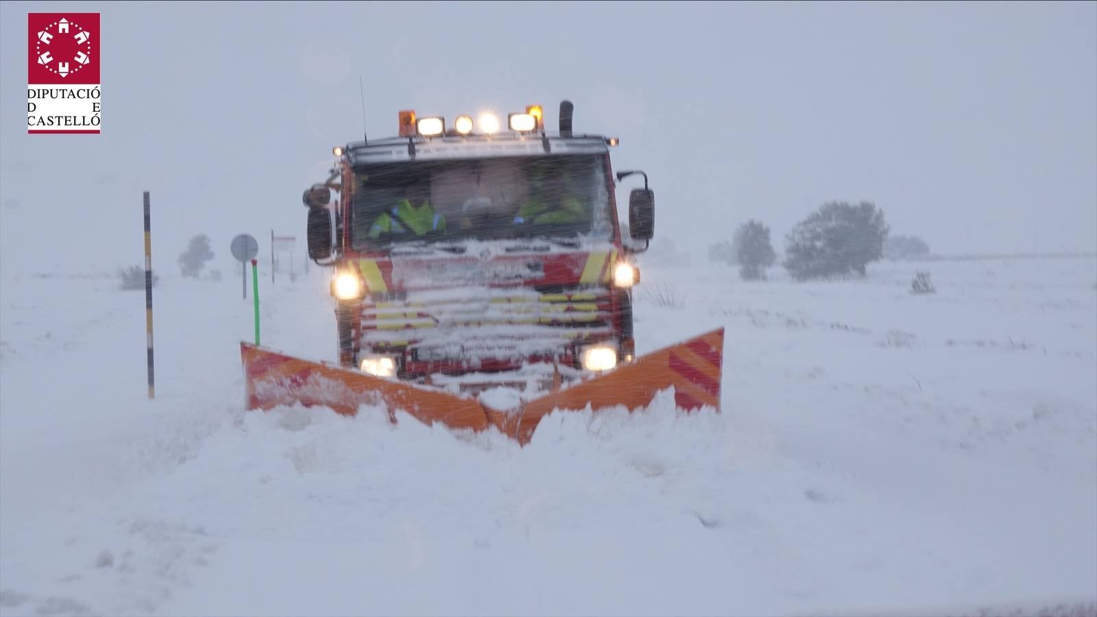 Bomberos del Consorcio Provincial de Castellón, actuando contra la nieve en la tarde de este lunes.