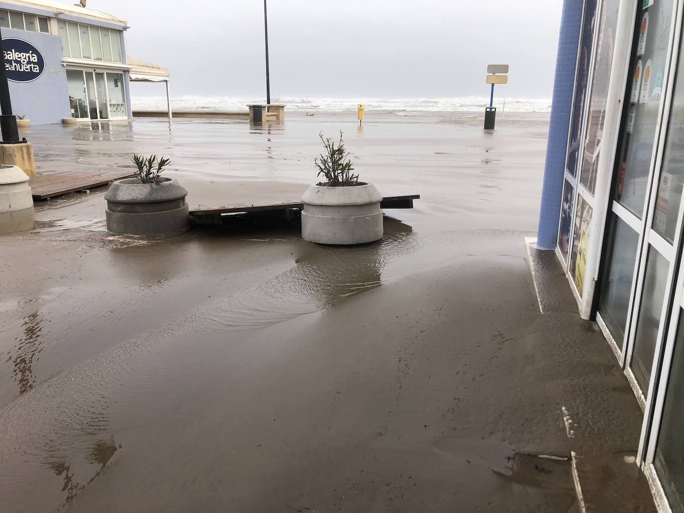 Fotos: Fuertes precipitaciones en la playa y el puerto de Valencia