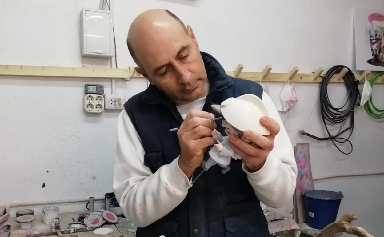 Pedro Rodríguez, en su taller del barrio de Tendetes. 