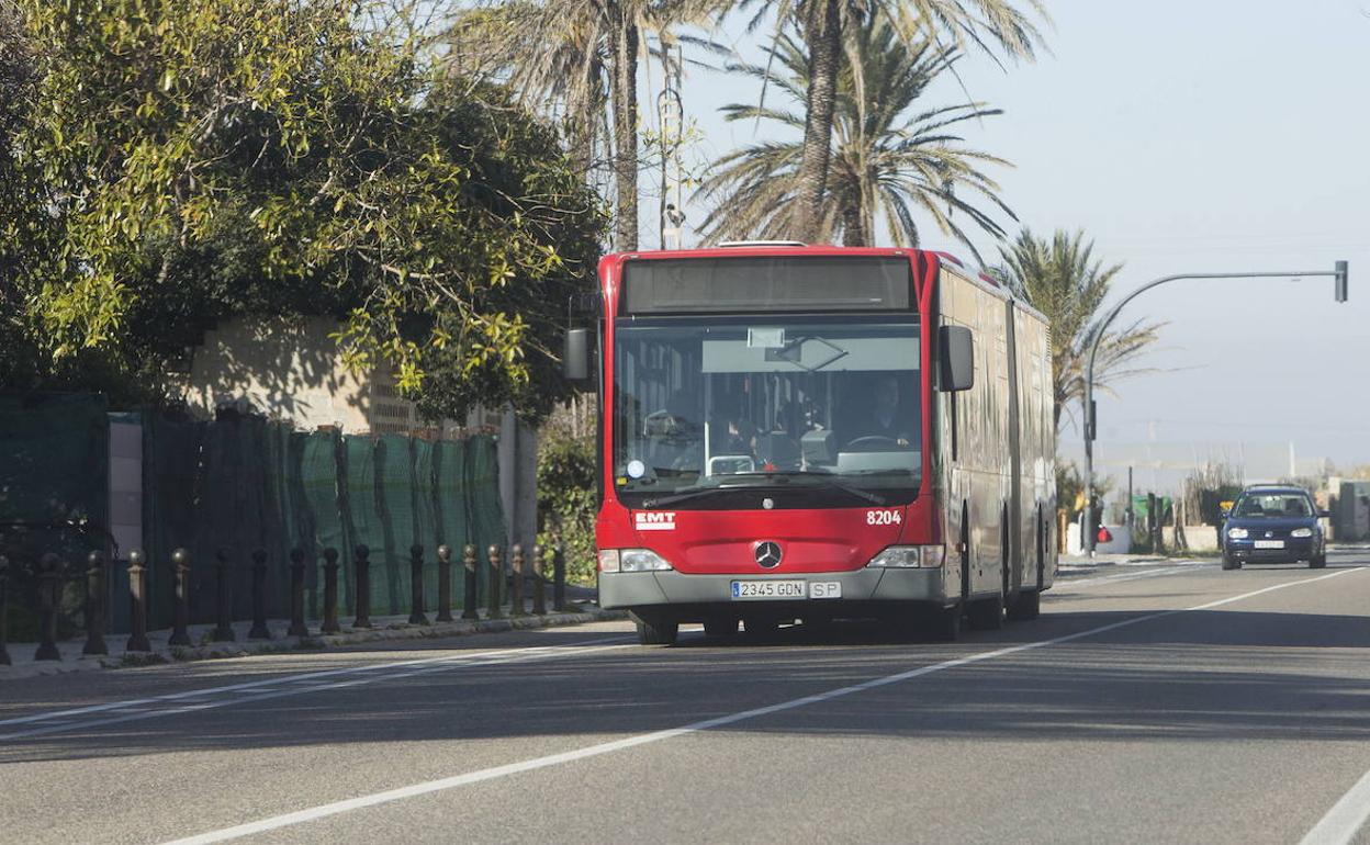 Un autobús de la EMT circula por Valencia.