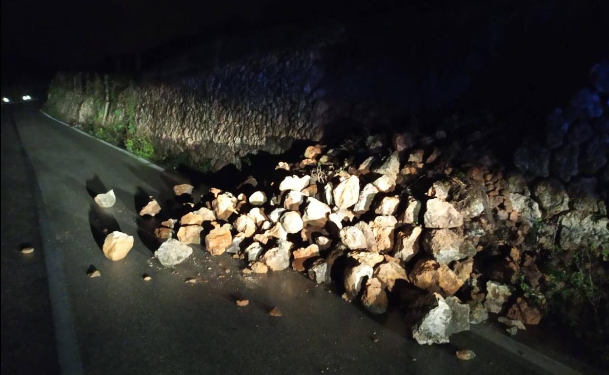 Desprendimientos de rocas de montaña que han caído sobre la calzada.