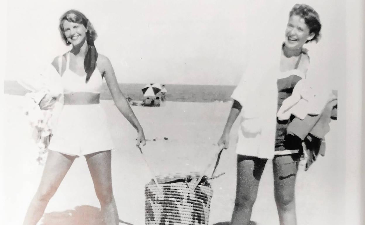 Sylvia Plath con Joan Cantor en Nauset Beach (Massachusetts) en 1952, cuatro años antes de su boda con el también escritor Ted Hughes. 