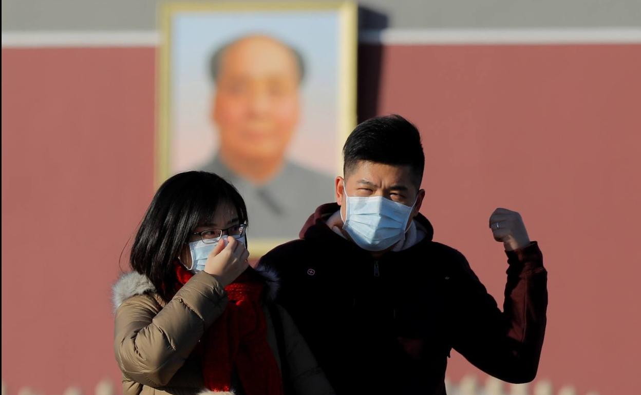 Dos ciudadanos chiños protegidos con mascarillas.