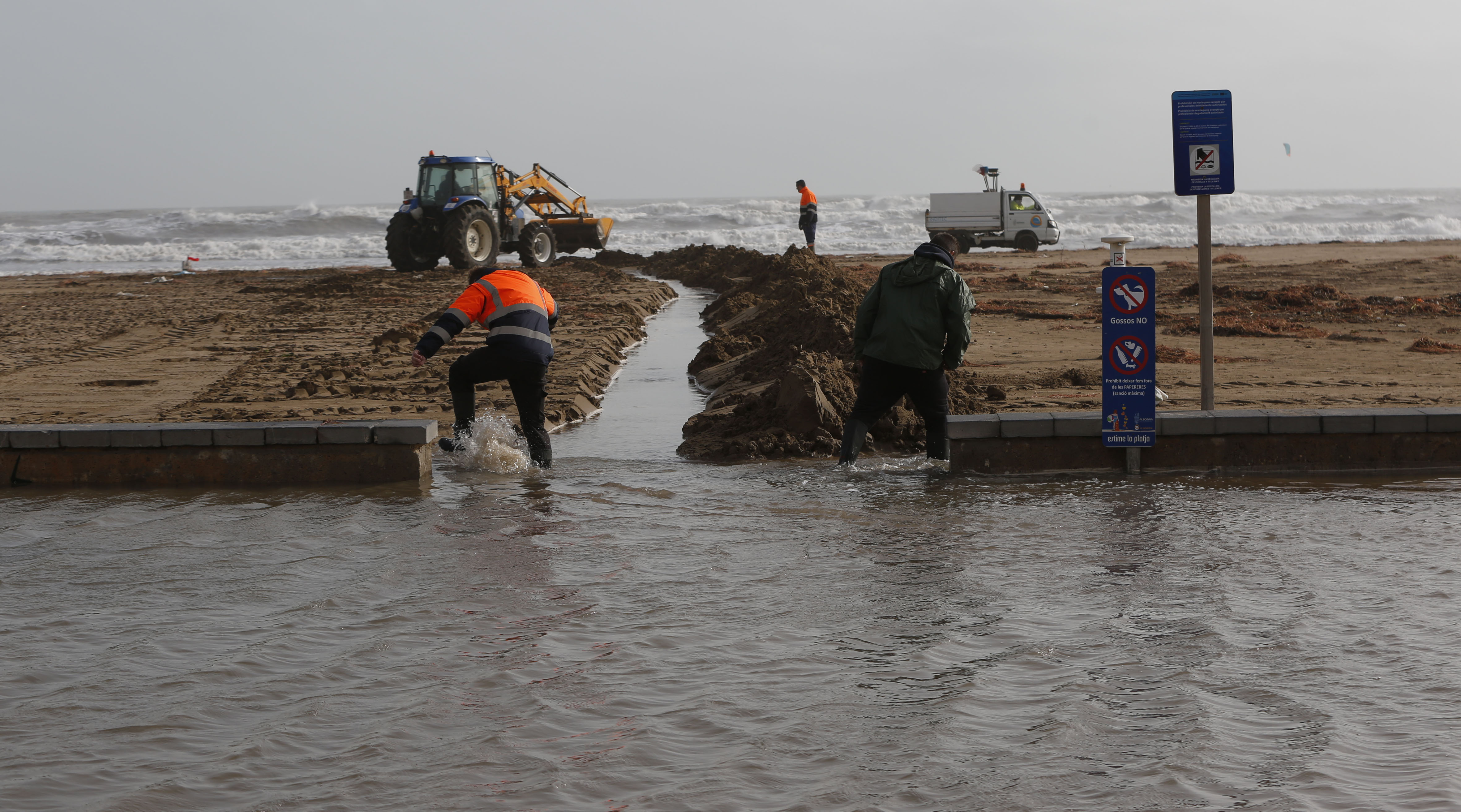 El mar ha engullido el paseo marítimo dejando imágenes desoladoras