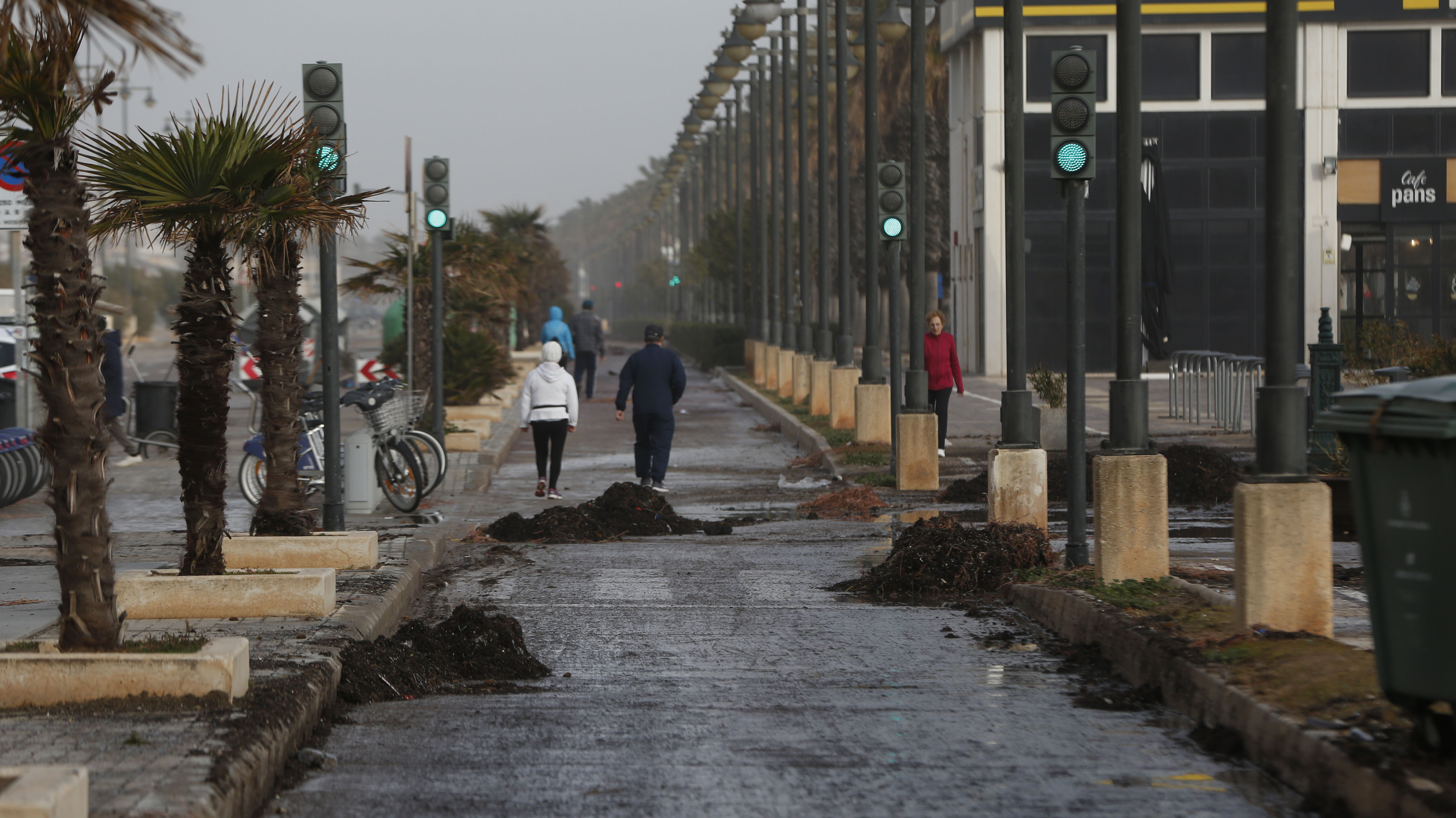 El mar ha engullido el paseo marítimo dejando imágenes desoladoras