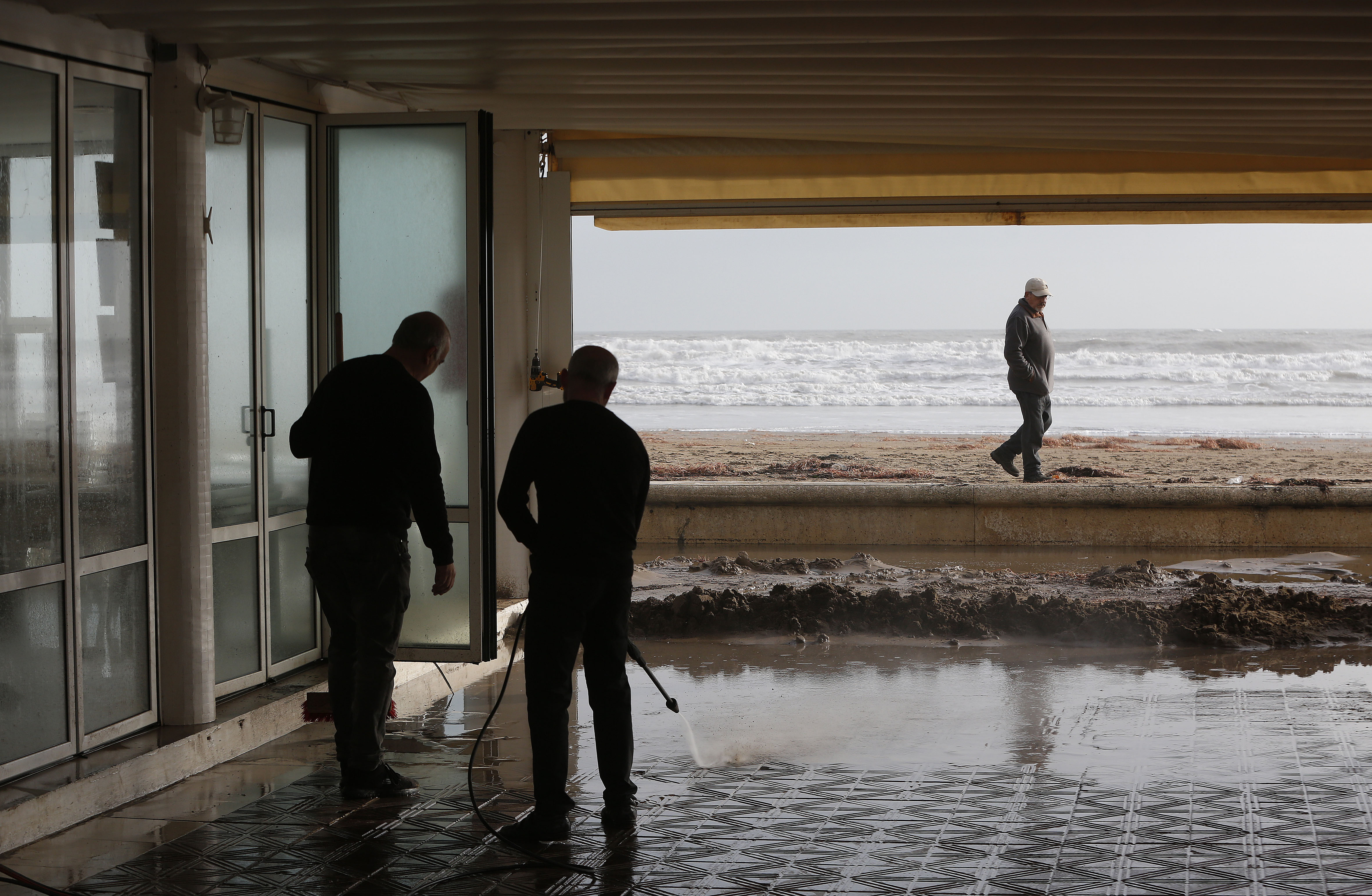 El mar ha engullido el paseo marítimo dejando imágenes desoladoras