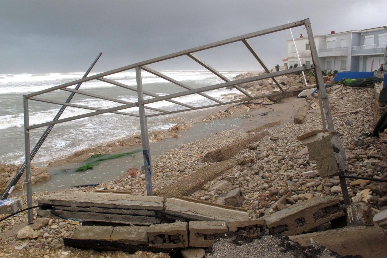 Dénia. La playa de les Deveses está devastada. 