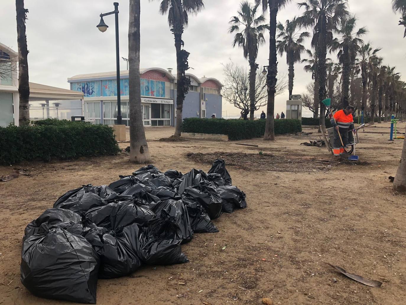 El mar ha engullido el paseo marítimo dejando imágenes desoladoras