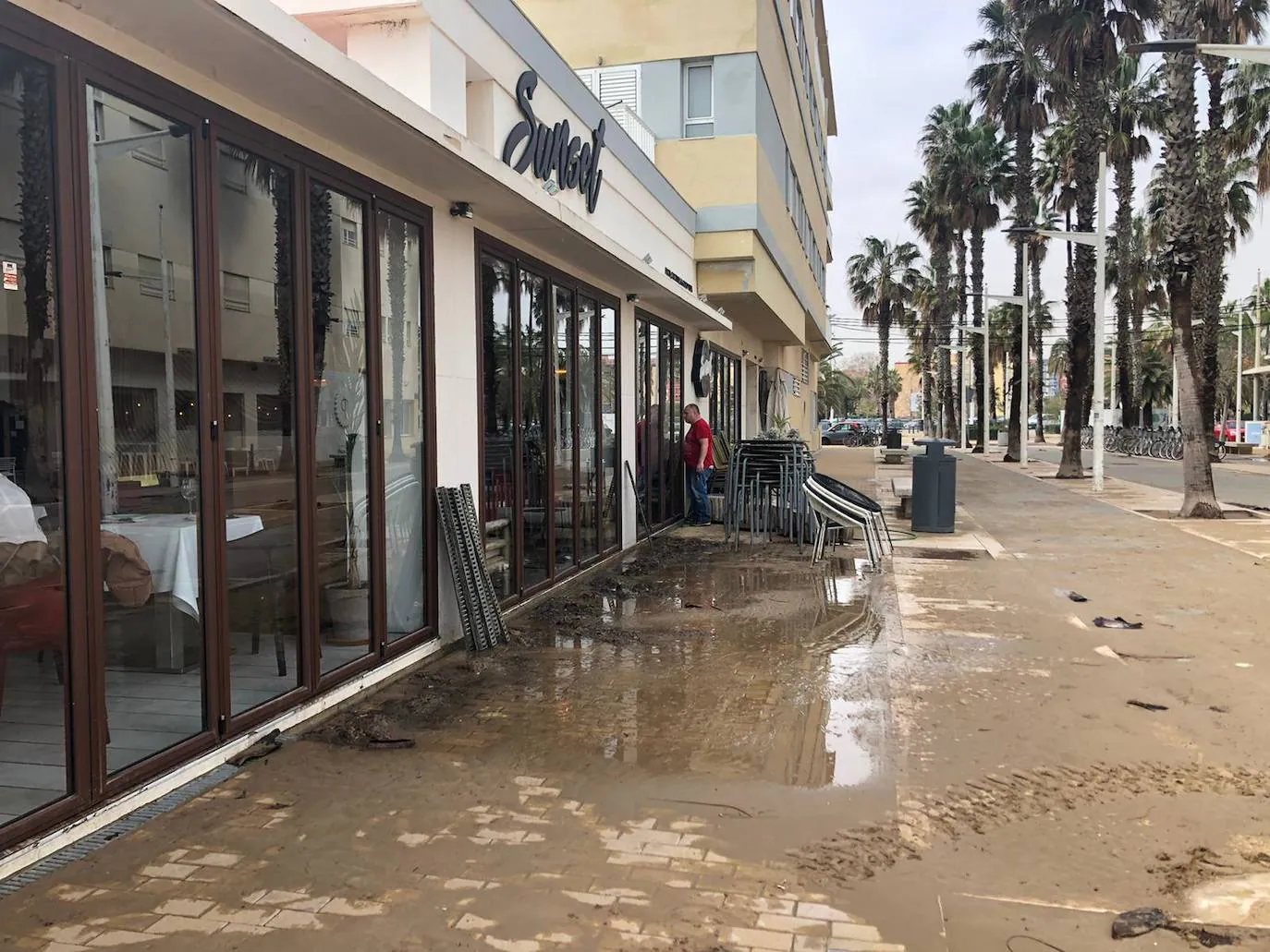 El mar ha engullido el paseo marítimo dejando imágenes desoladoras