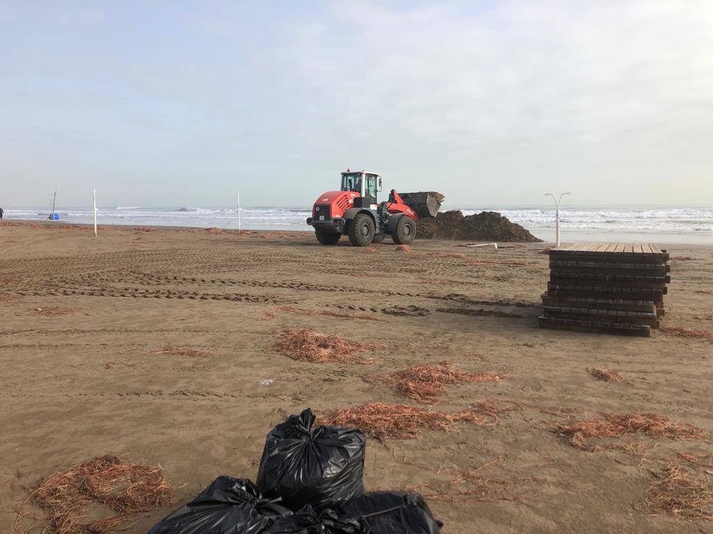 El mar ha engullido el paseo marítimo dejando imágenes desoladoras