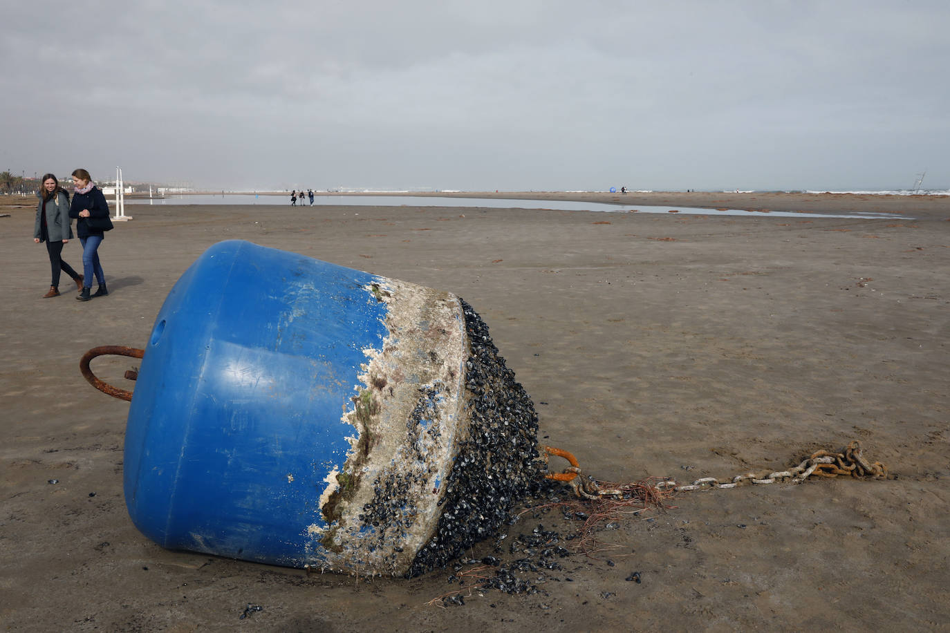 El mar ha engullido el paseo marítimo dejando imágenes desoladoras