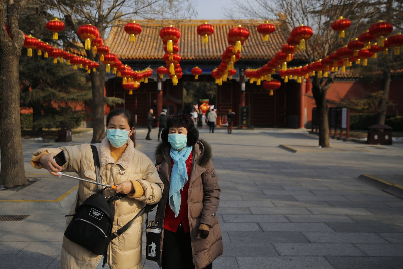 El intento de China de contener el letal coronarirus colocando a ciudades enteras bajo cuarentena es una medida sin precedentes pero parece poco probable que pueda parar la diseminación del patógeno, según han advertido los expertos. El contagioso virus ya se ha extendido por China y allende sus fronteras. China empezó su campaña el jueves, suspendiendo todos los transportes con Wuhan, la ciudad de 11 millones donde emergió en diciembre el coronavirus de la familia del SRAS (Síndrome Respiratorio Severo Agudo). Una cascada de ciudades vecinas se han sumado a este bloqueo de viajes, en un corralito que afecta a cerca de 41 millones --una población casi tan grande como la de Argentina-- en un intento de impedir que aquellos con el patógeno viajen e infecten a otros fuera de esta zona. Sin embargo, con un balance de 26 muertos e infecciones detectadas hasta en Estados Unidos, se teme que las acciones sean demasiado pequeñas y lleguen demasiado tarde.