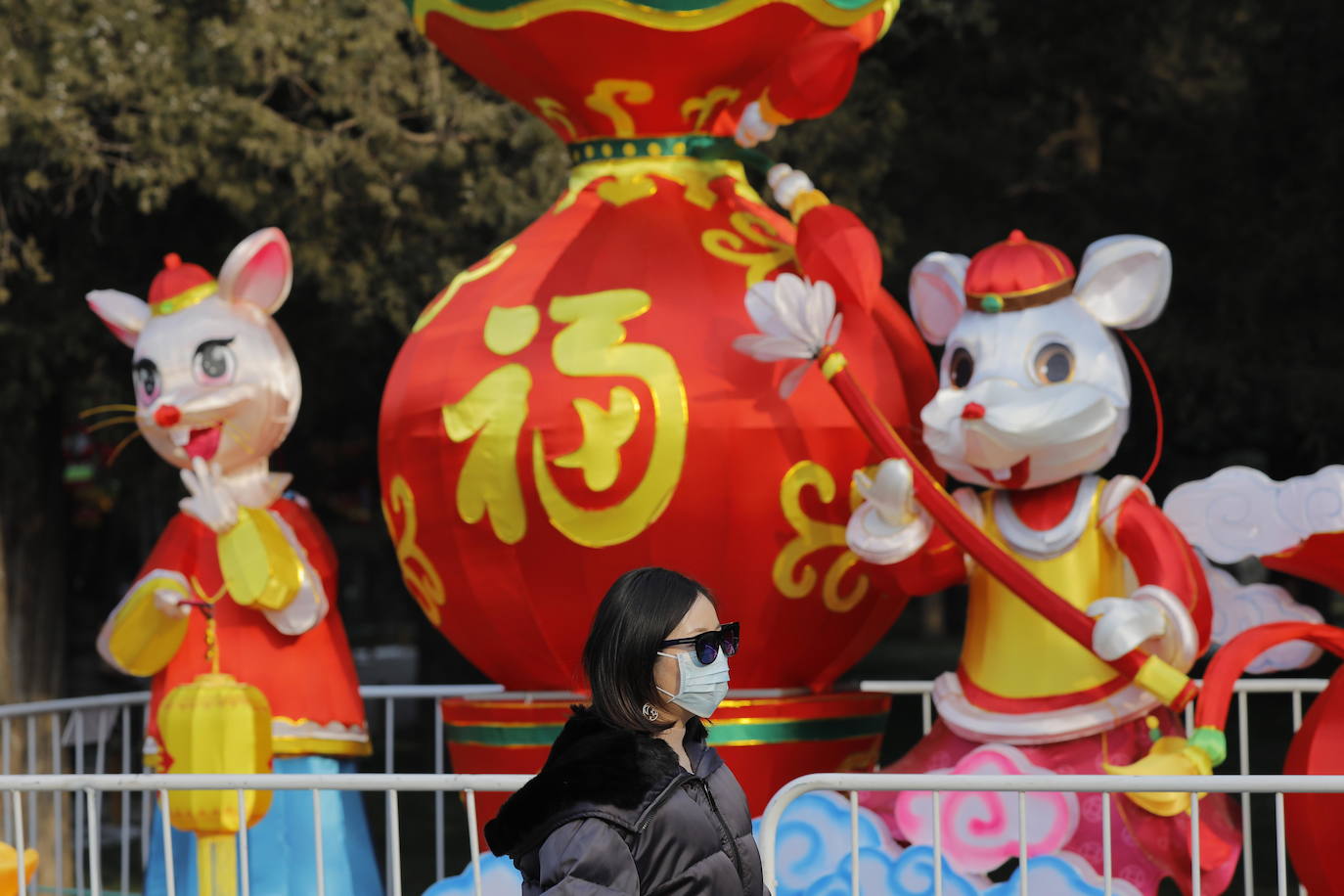 El intento de China de contener el letal coronarirus colocando a ciudades enteras bajo cuarentena es una medida sin precedentes pero parece poco probable que pueda parar la diseminación del patógeno, según han advertido los expertos. El contagioso virus ya se ha extendido por China y allende sus fronteras. China empezó su campaña el jueves, suspendiendo todos los transportes con Wuhan, la ciudad de 11 millones donde emergió en diciembre el coronavirus de la familia del SRAS (Síndrome Respiratorio Severo Agudo). Una cascada de ciudades vecinas se han sumado a este bloqueo de viajes, en un corralito que afecta a cerca de 41 millones --una población casi tan grande como la de Argentina-- en un intento de impedir que aquellos con el patógeno viajen e infecten a otros fuera de esta zona. Sin embargo, con un balance de 26 muertos e infecciones detectadas hasta en Estados Unidos, se teme que las acciones sean demasiado pequeñas y lleguen demasiado tarde.