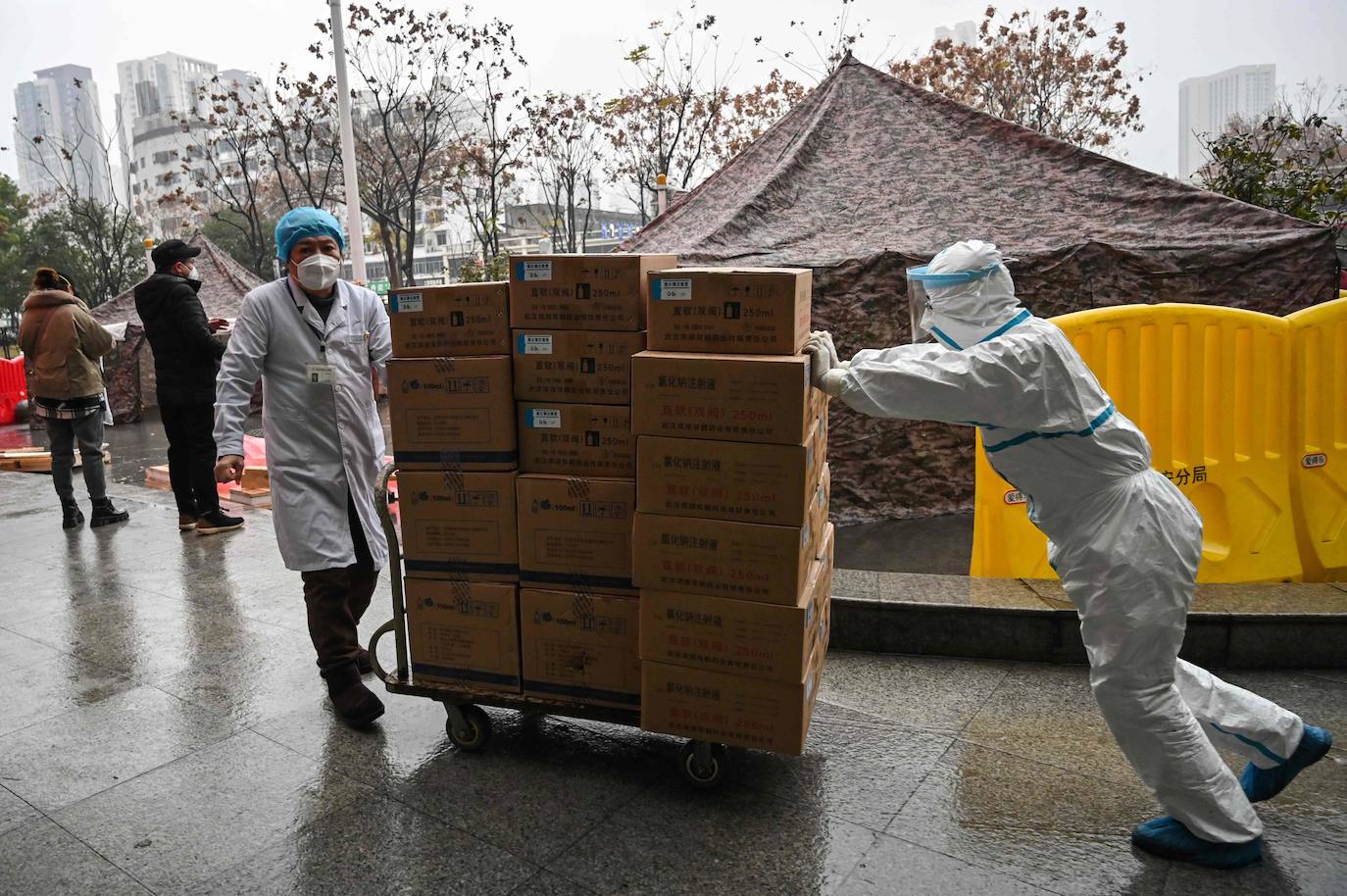 El intento de China de contener el letal coronarirus colocando a ciudades enteras bajo cuarentena es una medida sin precedentes pero parece poco probable que pueda parar la diseminación del patógeno, según han advertido los expertos. El contagioso virus ya se ha extendido por China y allende sus fronteras. China empezó su campaña el jueves, suspendiendo todos los transportes con Wuhan, la ciudad de 11 millones donde emergió en diciembre el coronavirus de la familia del SRAS (Síndrome Respiratorio Severo Agudo). Una cascada de ciudades vecinas se han sumado a este bloqueo de viajes, en un corralito que afecta a cerca de 41 millones --una población casi tan grande como la de Argentina-- en un intento de impedir que aquellos con el patógeno viajen e infecten a otros fuera de esta zona. Sin embargo, con un balance de 26 muertos e infecciones detectadas hasta en Estados Unidos, se teme que las acciones sean demasiado pequeñas y lleguen demasiado tarde.