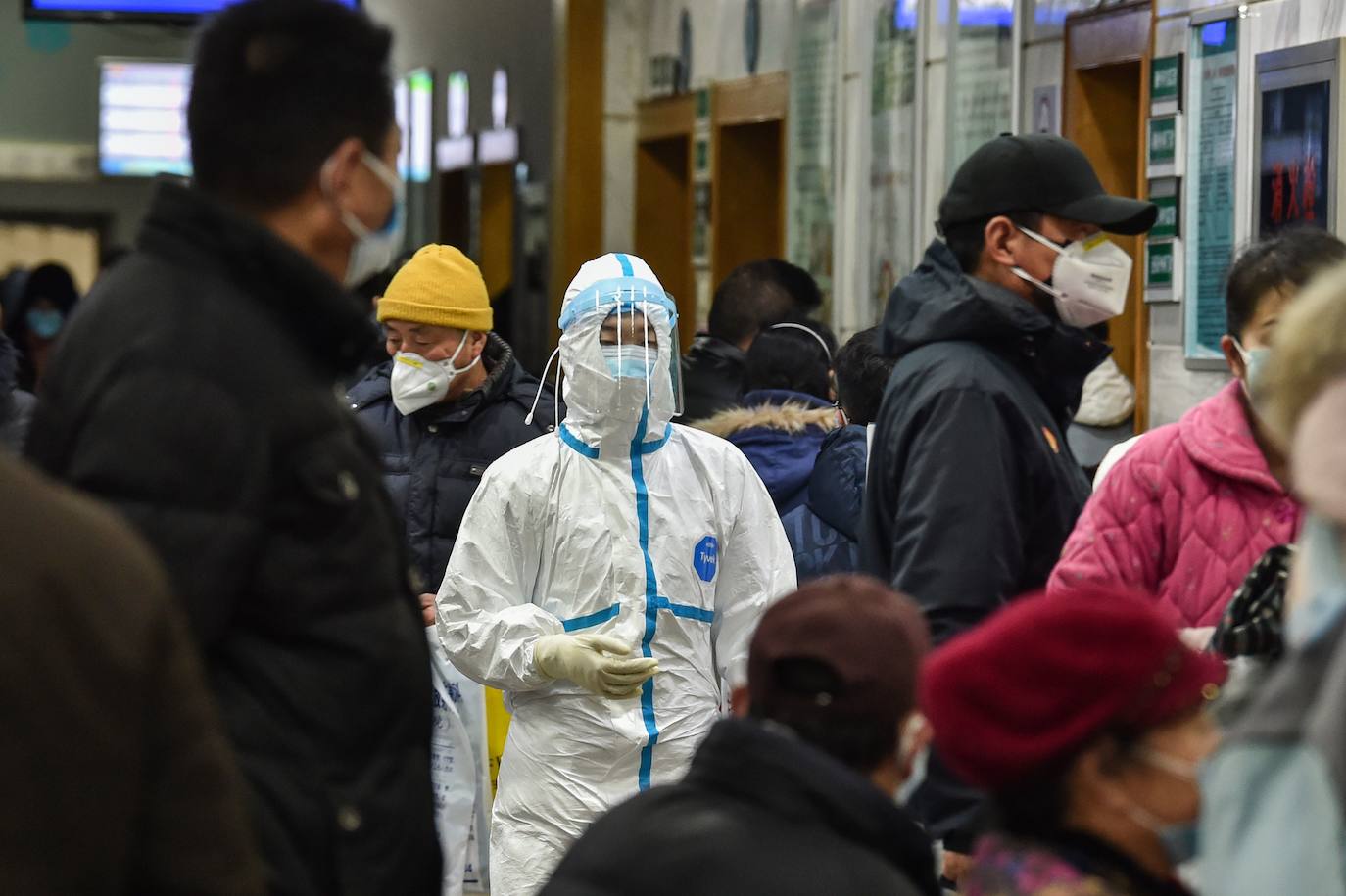 El intento de China de contener el letal coronarirus colocando a ciudades enteras bajo cuarentena es una medida sin precedentes pero parece poco probable que pueda parar la diseminación del patógeno, según han advertido los expertos. El contagioso virus ya se ha extendido por China y allende sus fronteras. China empezó su campaña el jueves, suspendiendo todos los transportes con Wuhan, la ciudad de 11 millones donde emergió en diciembre el coronavirus de la familia del SRAS (Síndrome Respiratorio Severo Agudo). Una cascada de ciudades vecinas se han sumado a este bloqueo de viajes, en un corralito que afecta a cerca de 41 millones --una población casi tan grande como la de Argentina-- en un intento de impedir que aquellos con el patógeno viajen e infecten a otros fuera de esta zona. Sin embargo, con un balance de 26 muertos e infecciones detectadas hasta en Estados Unidos, se teme que las acciones sean demasiado pequeñas y lleguen demasiado tarde.