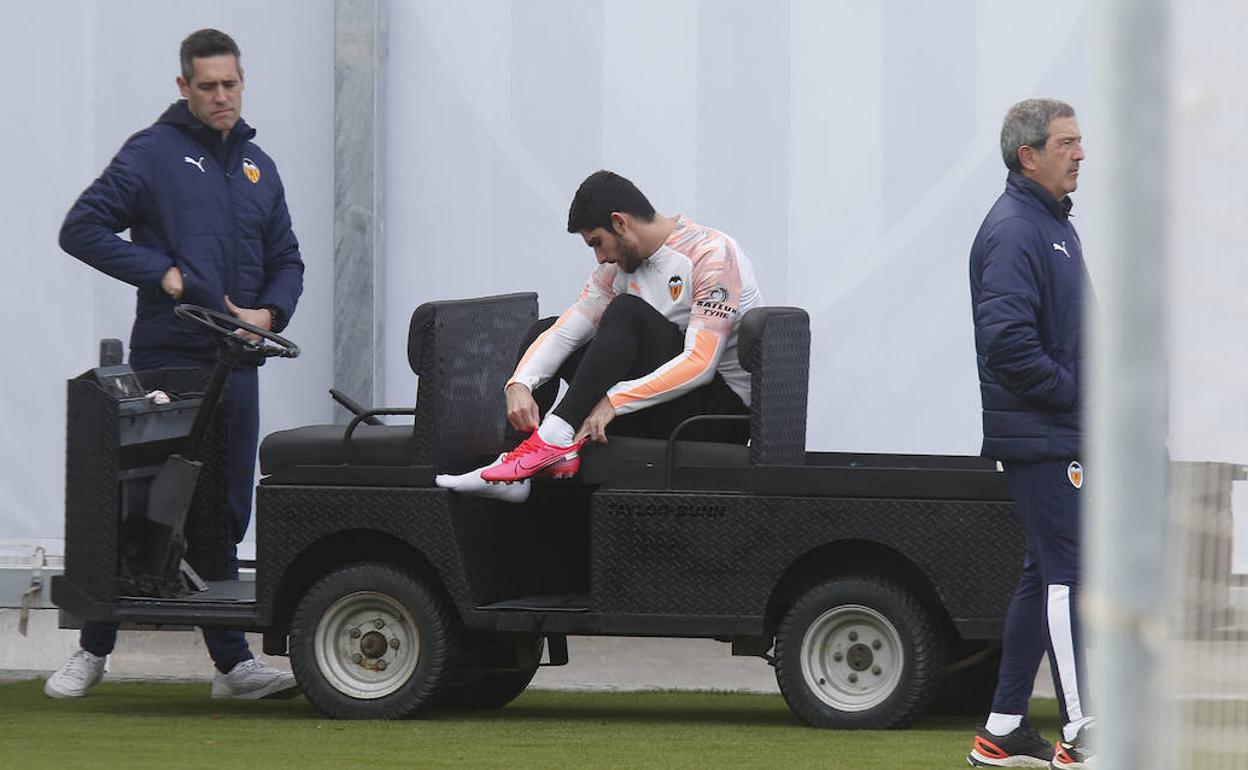 Guedes, calzándose las botas ayer en la ciudad deportiva de Paterna