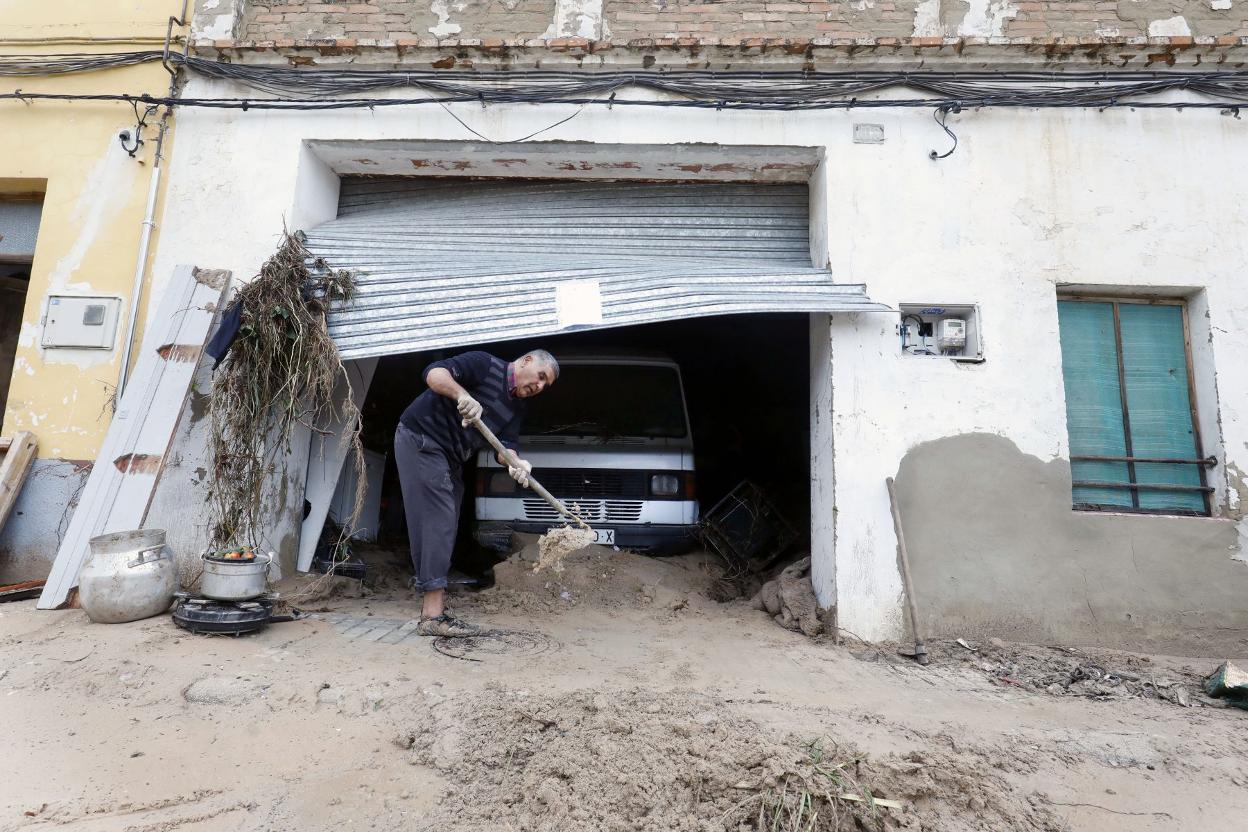 Ontinyent.
Un hombre saca el barro de
su propiedad. 